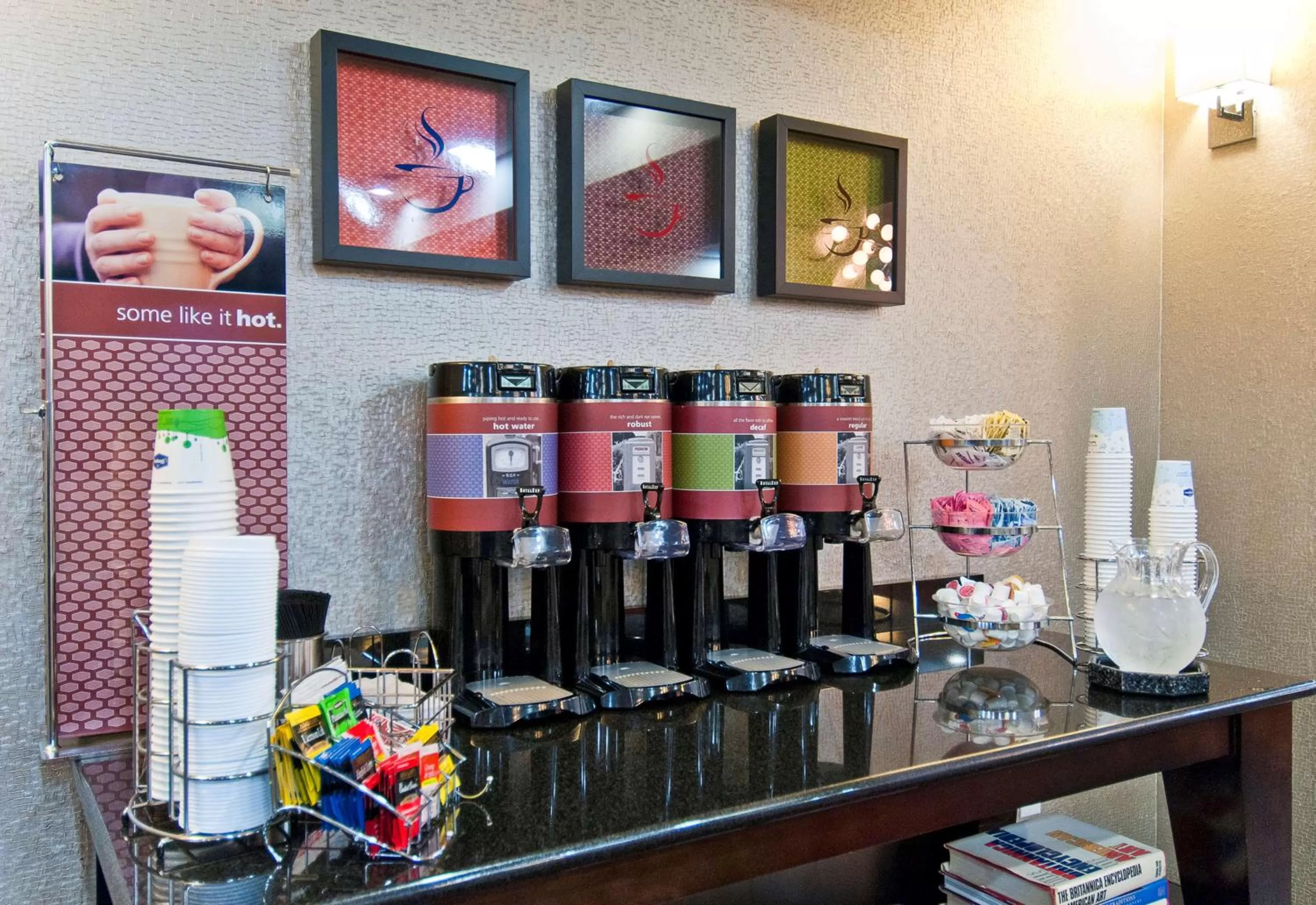 Dining area in Hampton Inn Maumelle