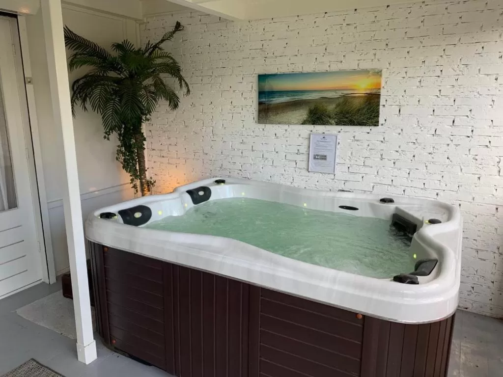 Hot Tub in B&B Bed & Sauna