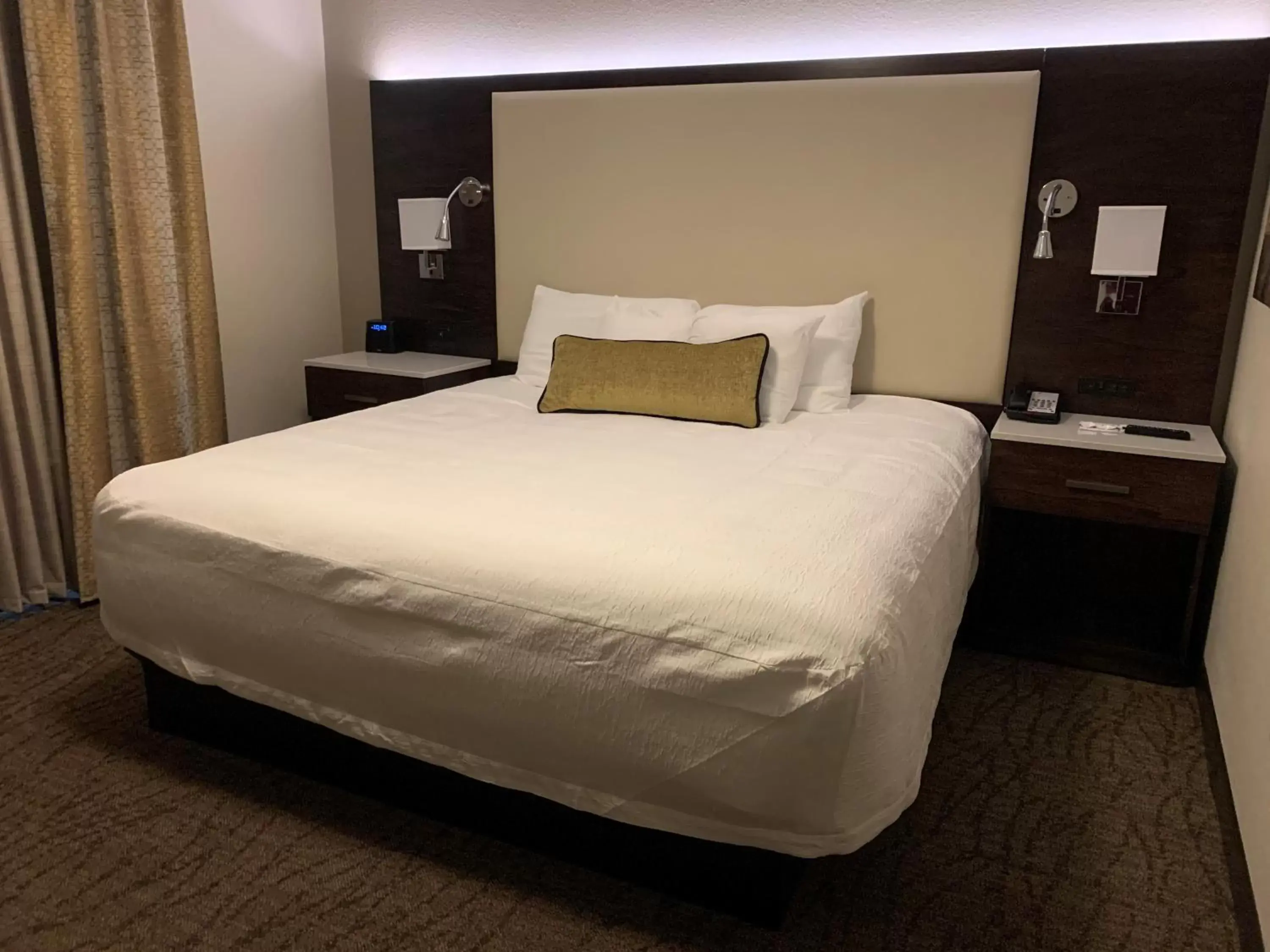 Bed in Best Western Premier Bridgewood Hotel Resort