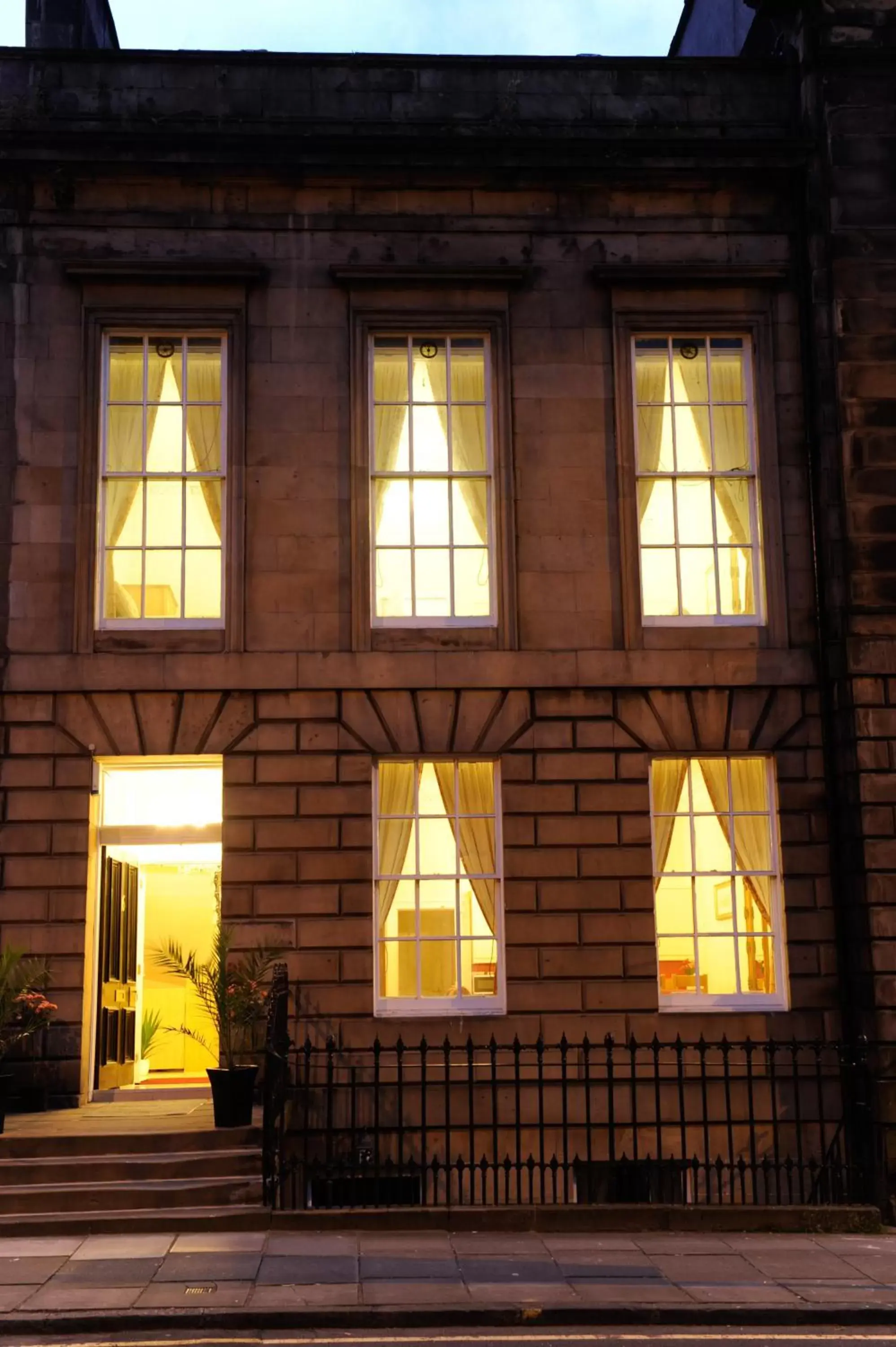 Facade/entrance, Property Building in Edinburgh City Suites