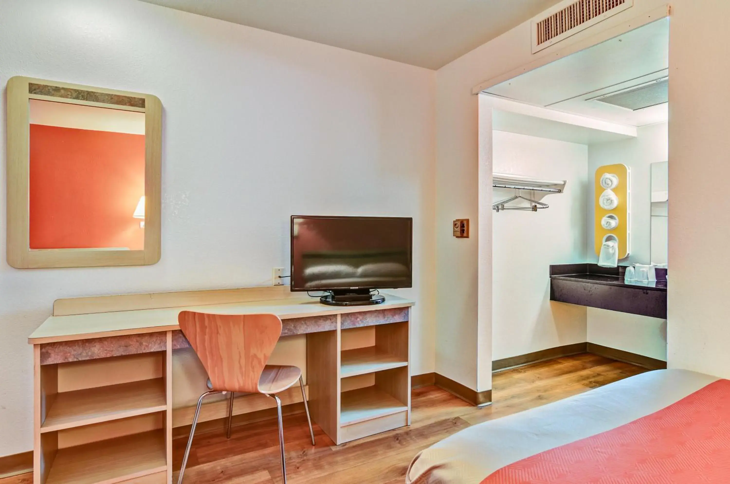 Bedroom, TV/Entertainment Center in Motel 6-Pittsburgh, PA - Crafton