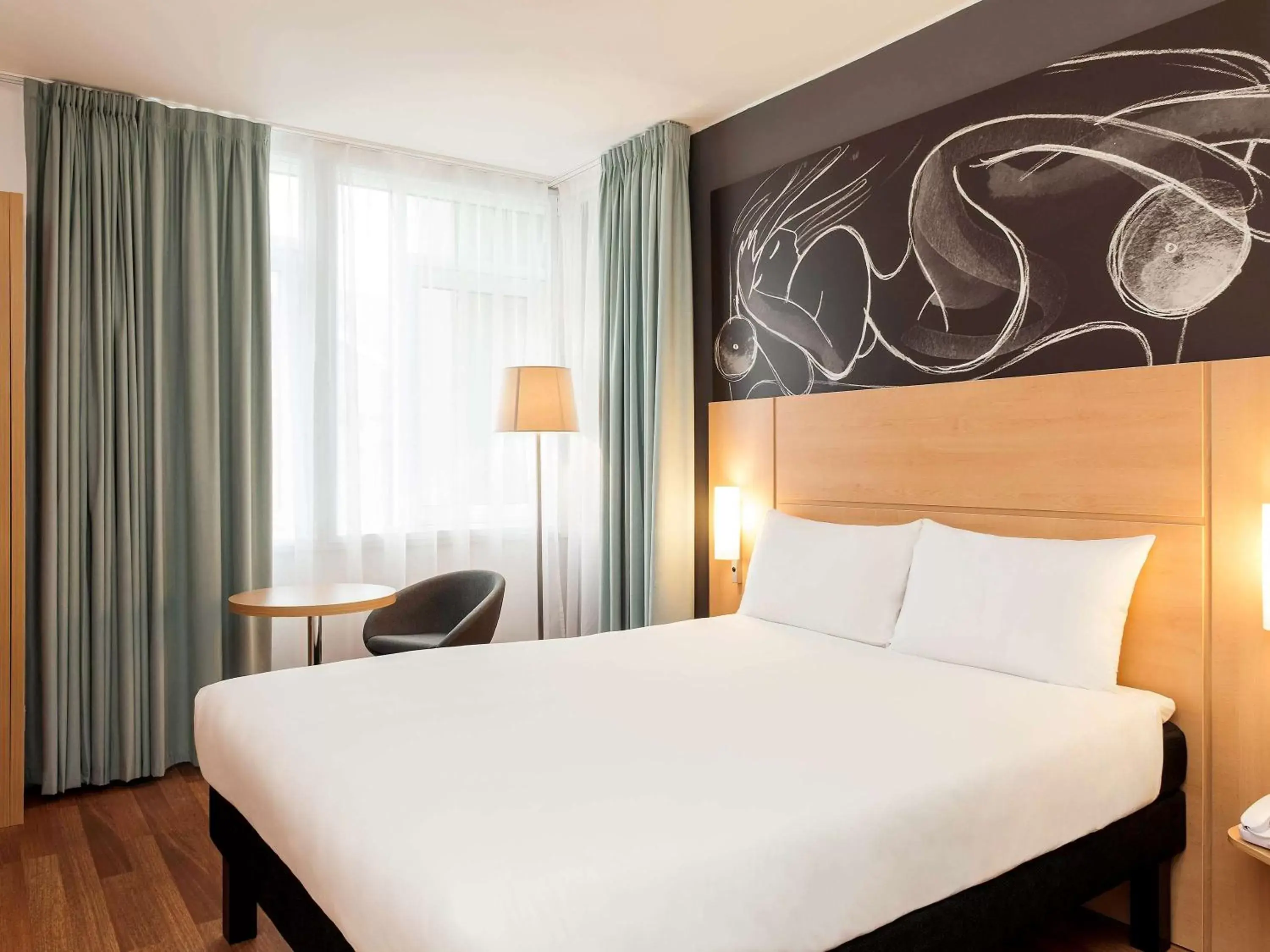 Photo of the whole room, Bed in ibis Edinburgh Centre South Bridge – Royal Mile