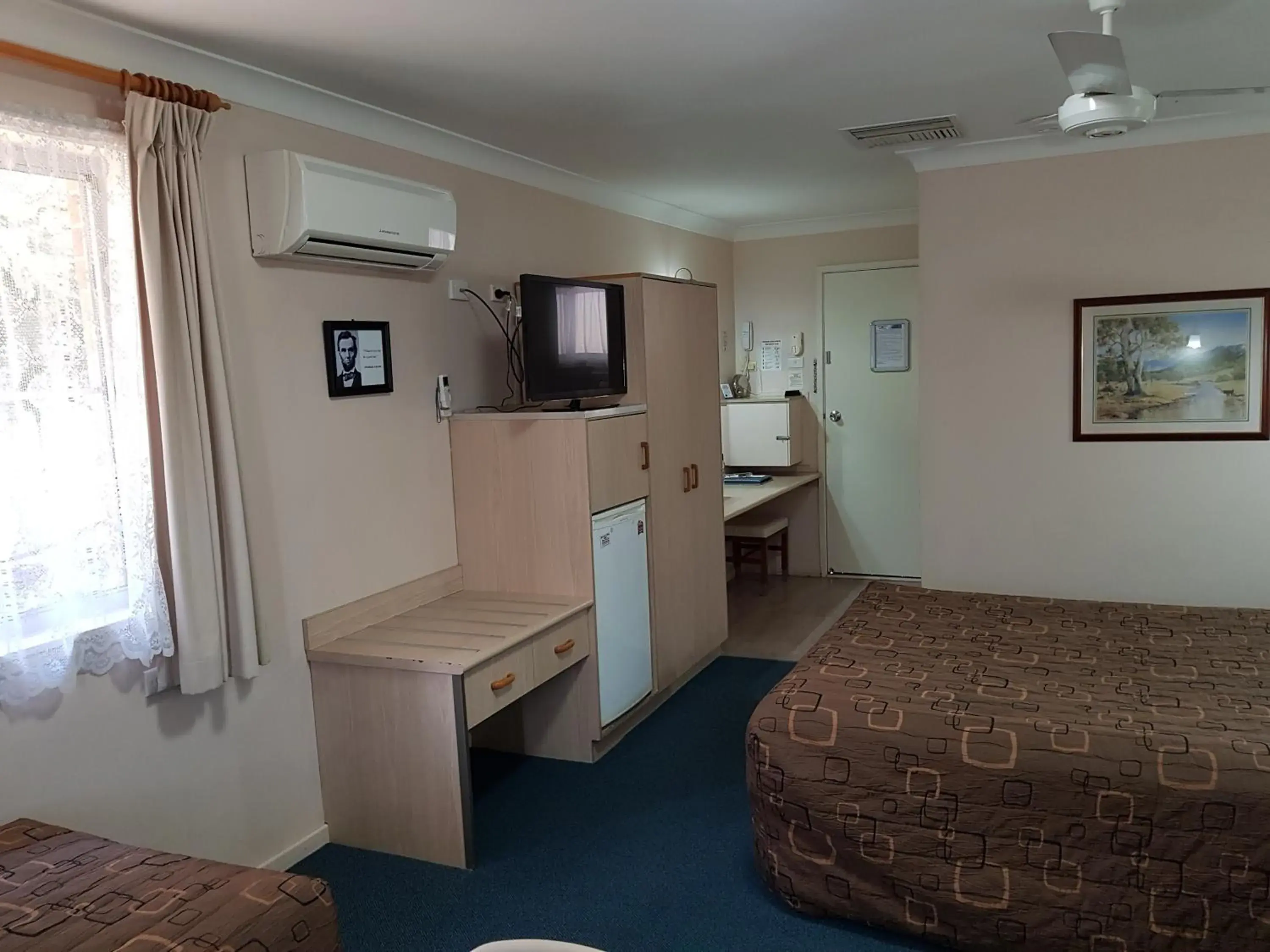 Photo of the whole room, TV/Entertainment Center in Abraham Lincoln Motel