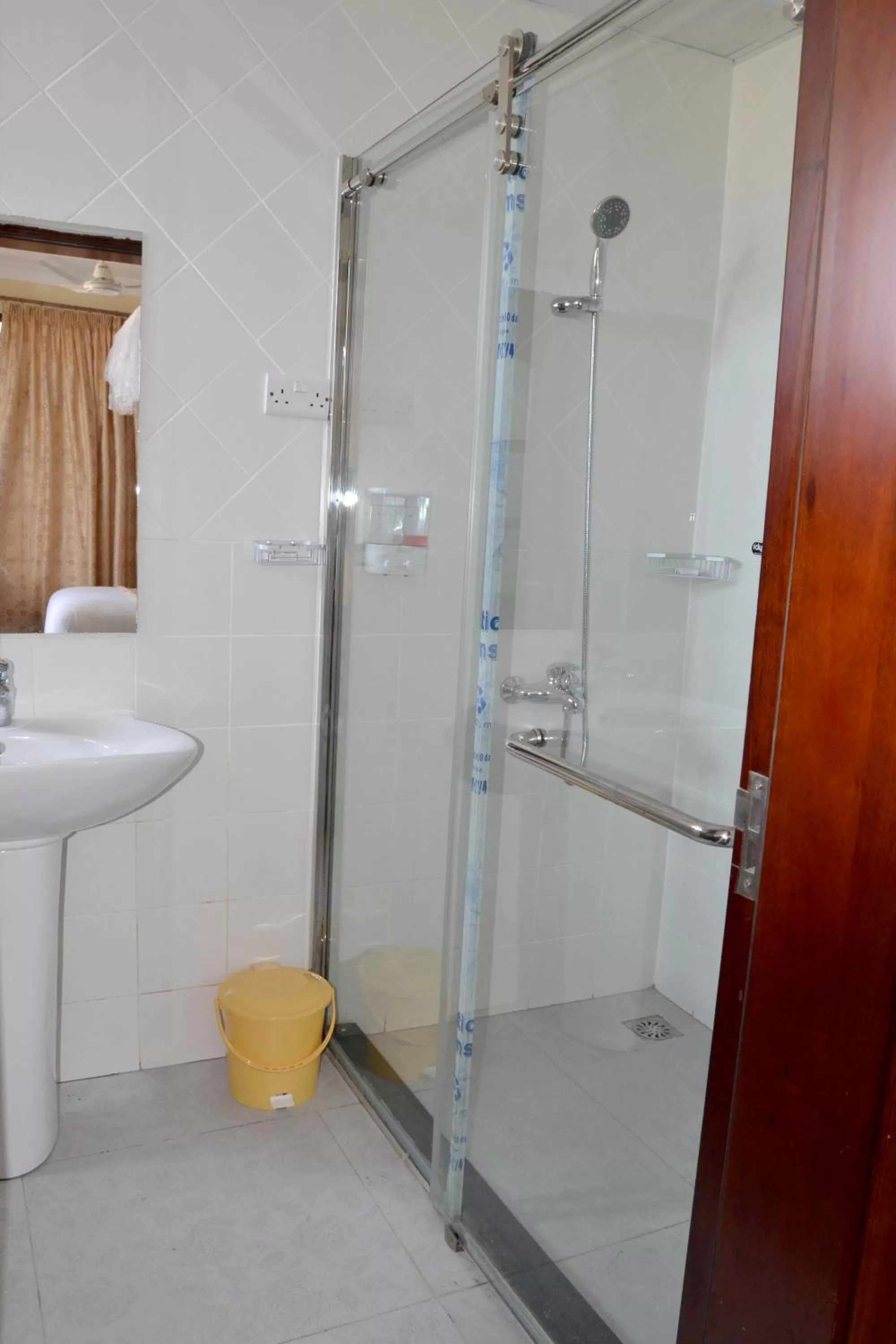 Bathroom in Lantana Hotel