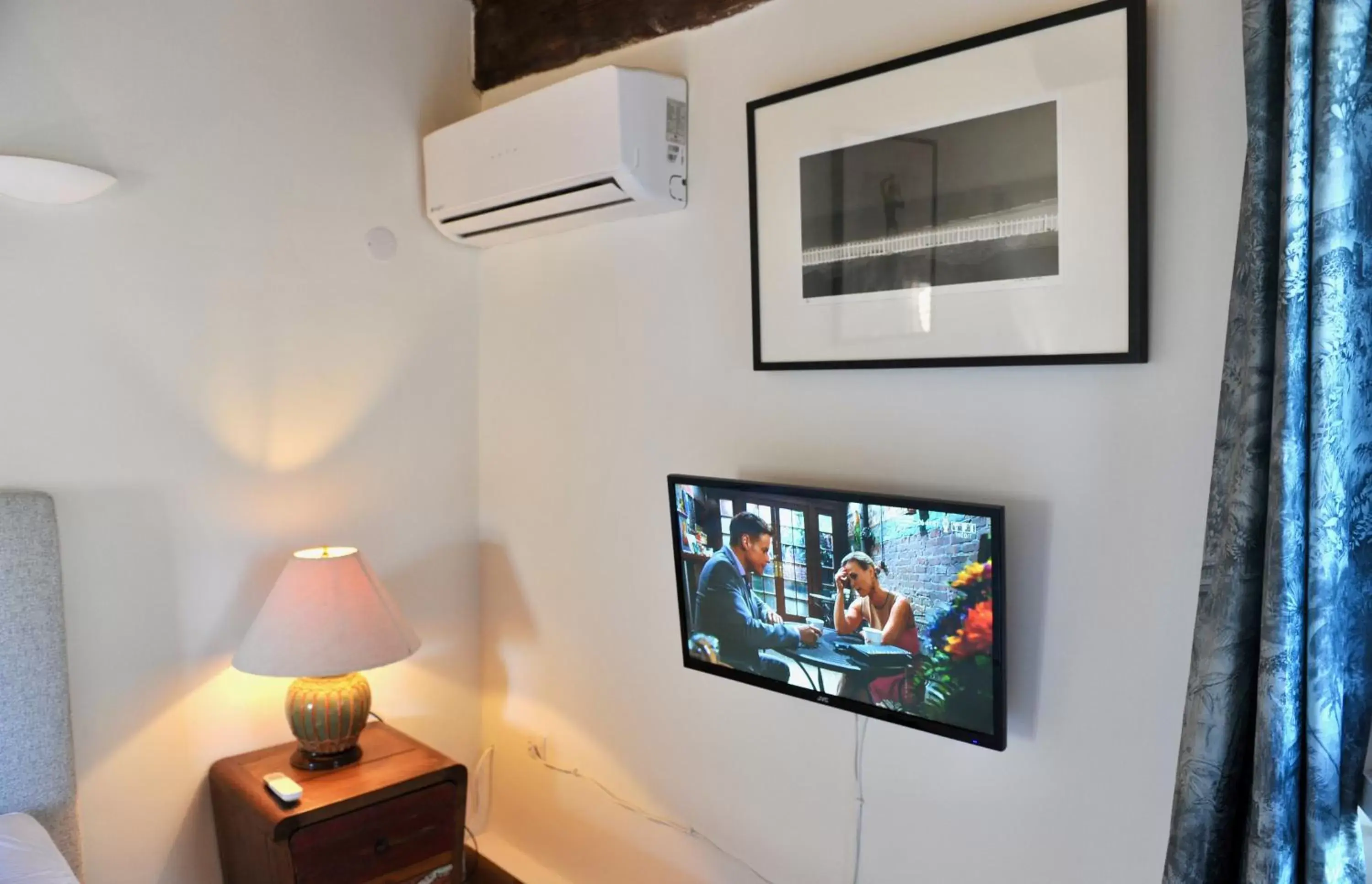 TV and multimedia, TV/Entertainment Center in Loft Apartment , La Terrasse Centre Ville d'Arles,