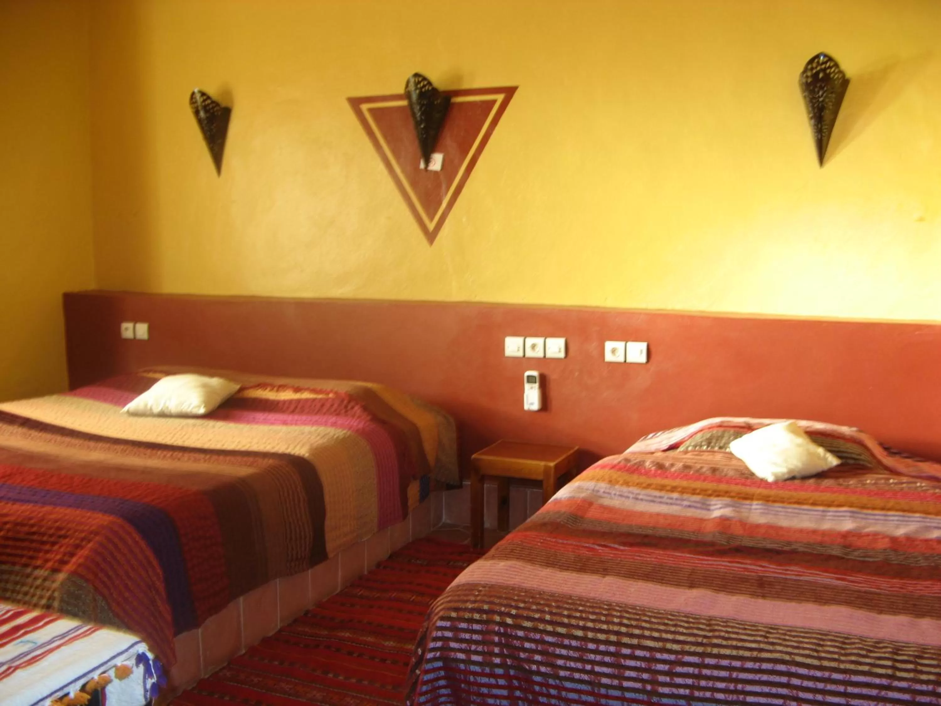 Photo of the whole room, Bed in Auberge Tinit