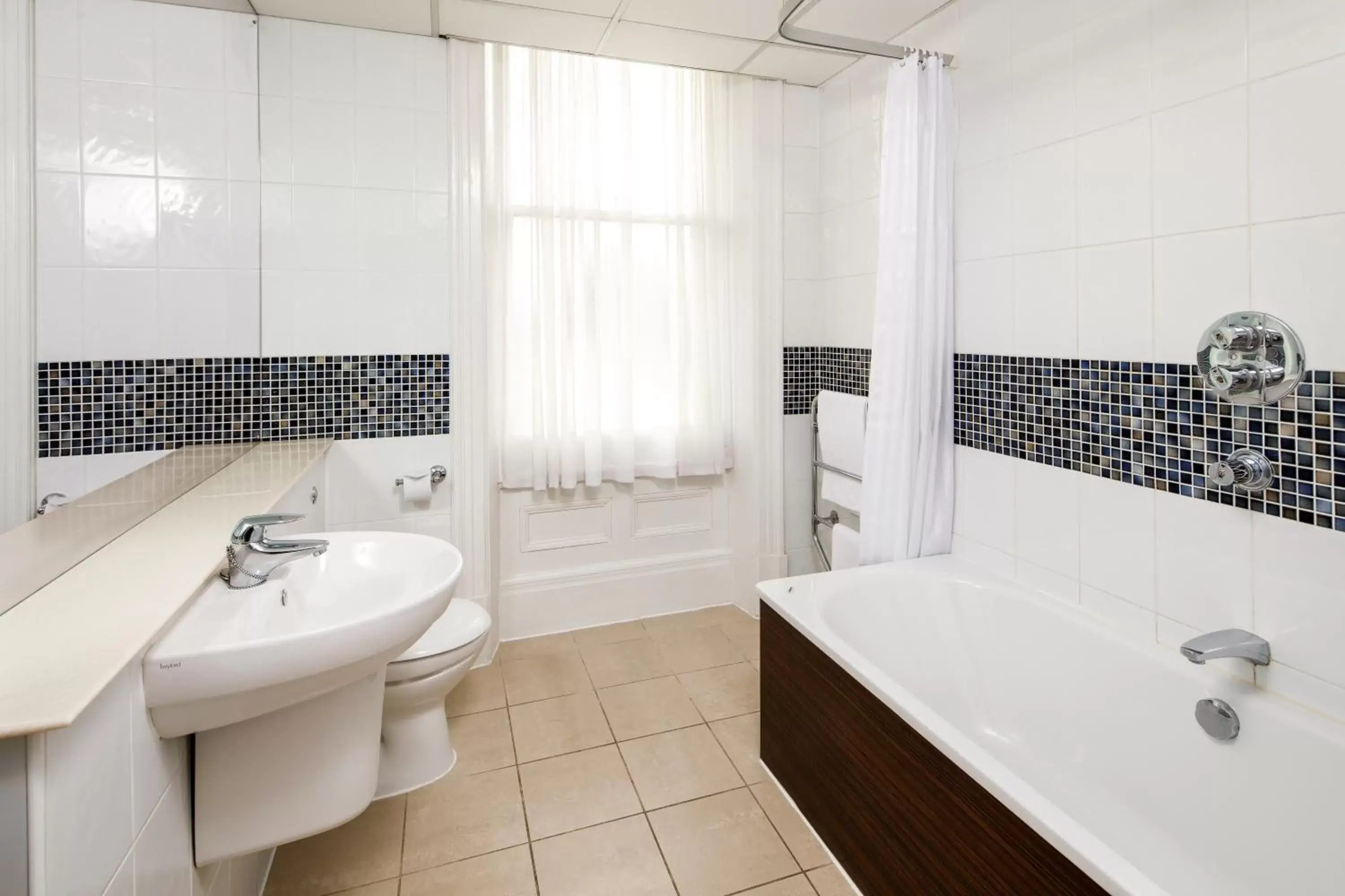 Bathroom in Mercure Hull Grange Park Hotel