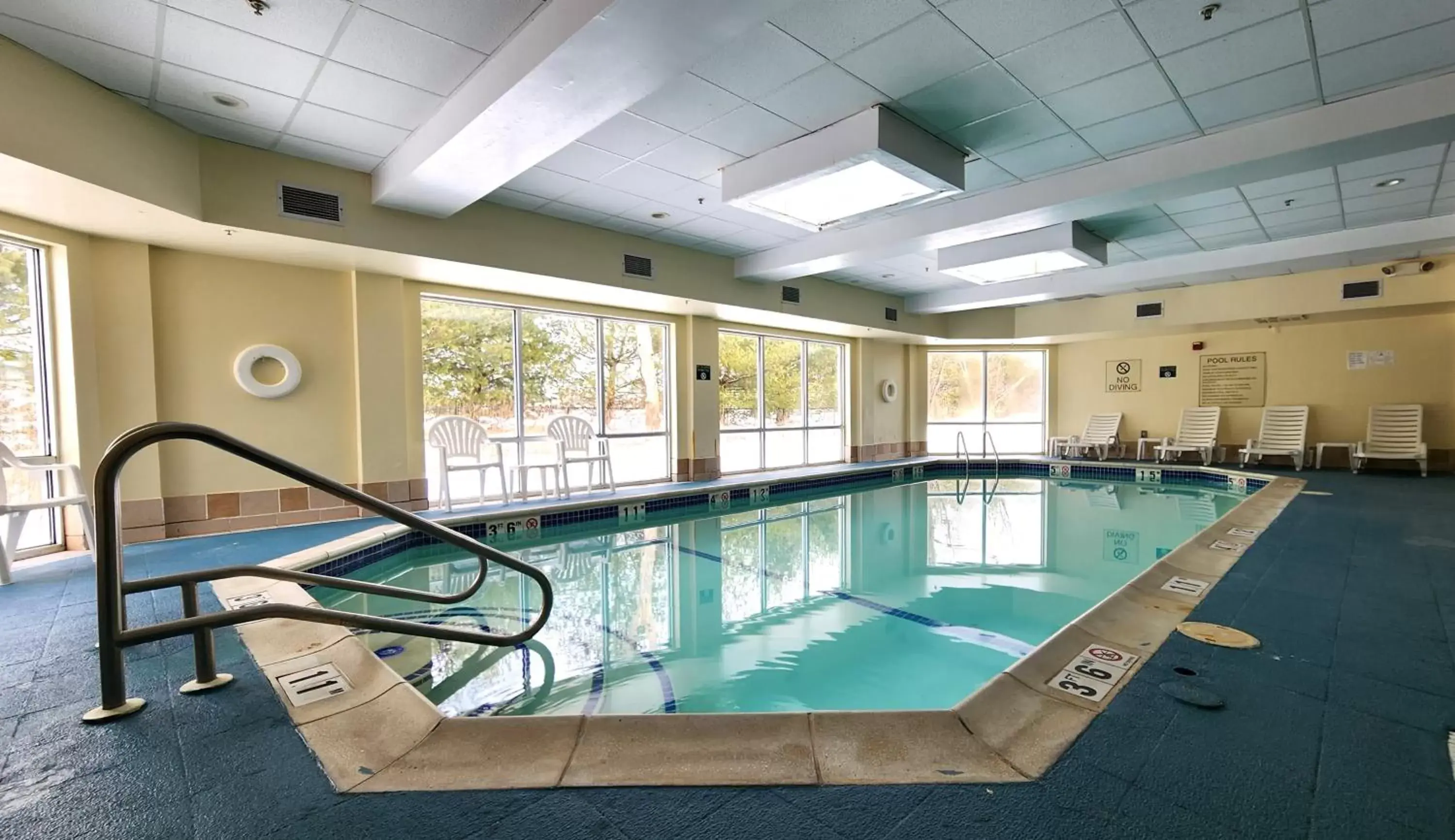 Property building, Swimming Pool in Comfort Inn & Suites Mount Pocono