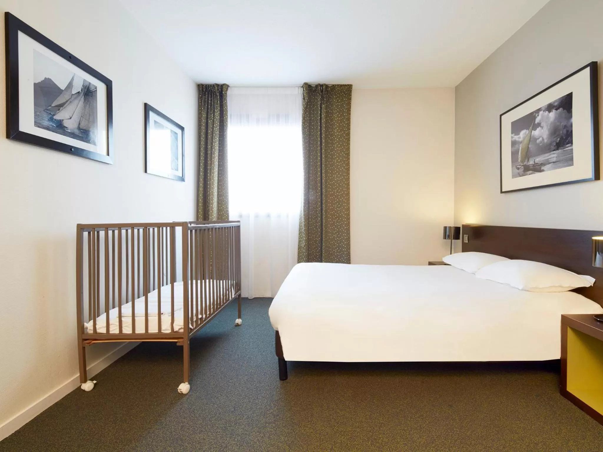 Photo of the whole room, Bed in Kyriad Hôtel Orly Aéroport - Athis Mons