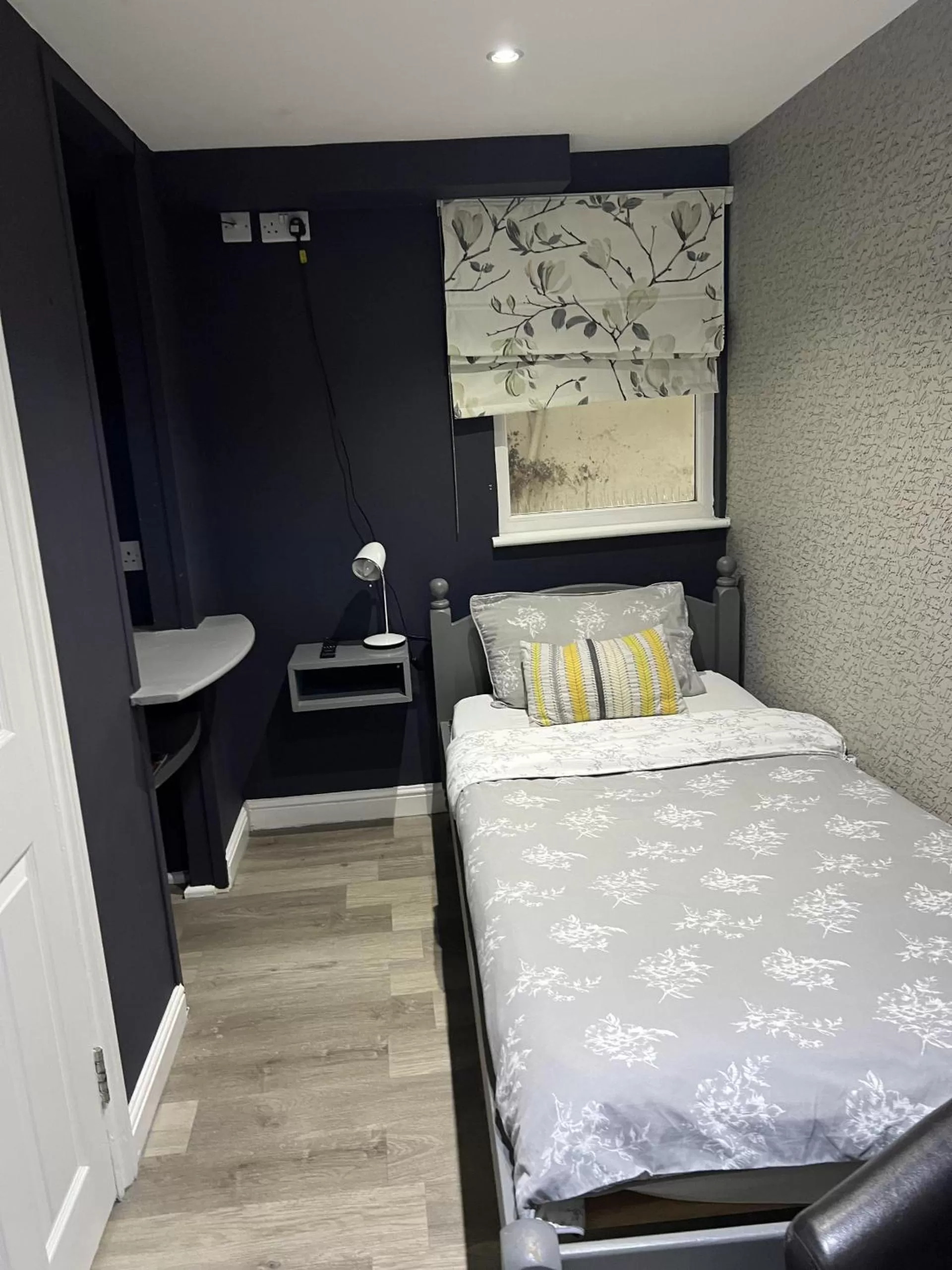 Single Room with Shower - single occupancy in Astral Lodge