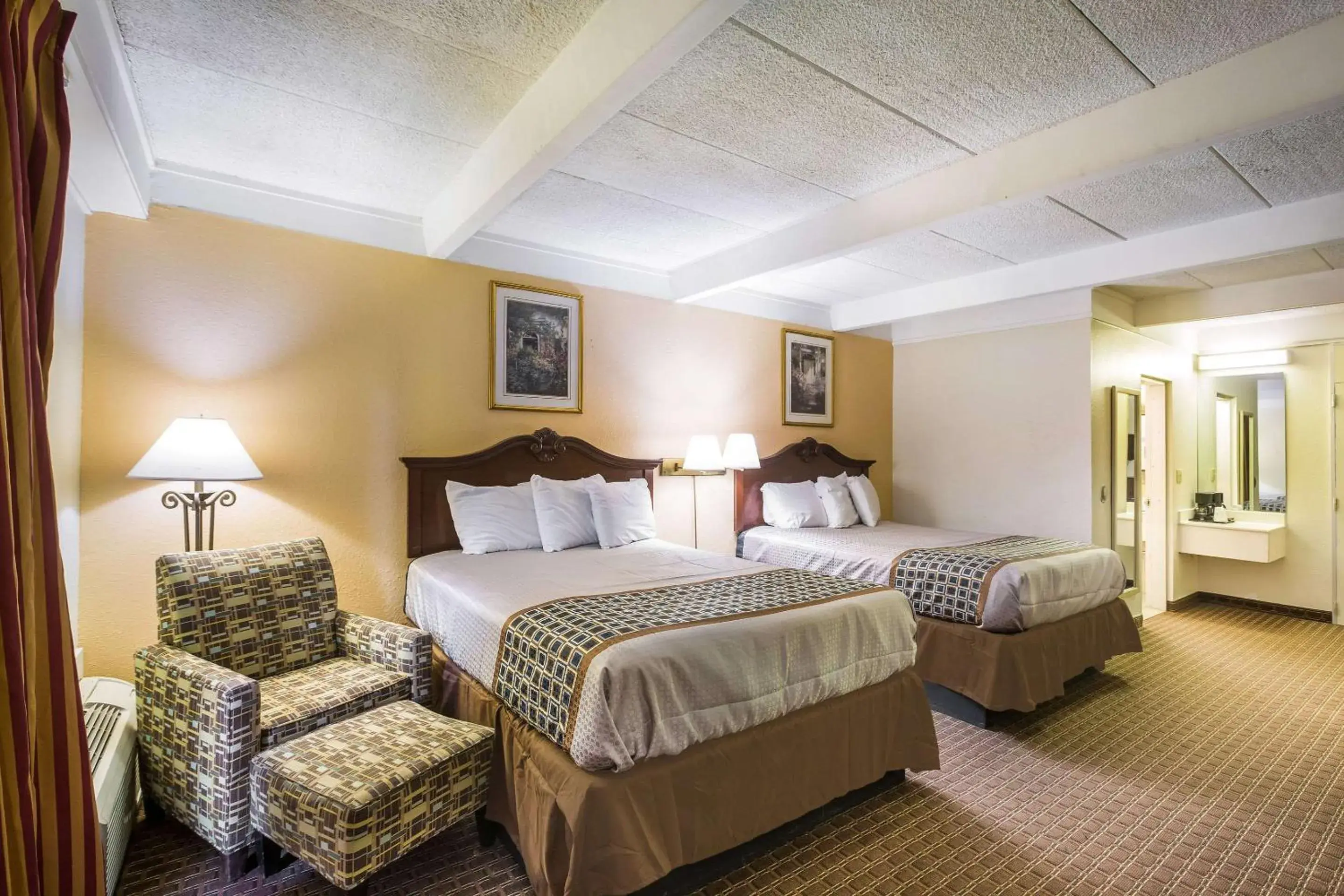 Photo of the whole room, Bed in Super 8 by Wyndham Macon GA