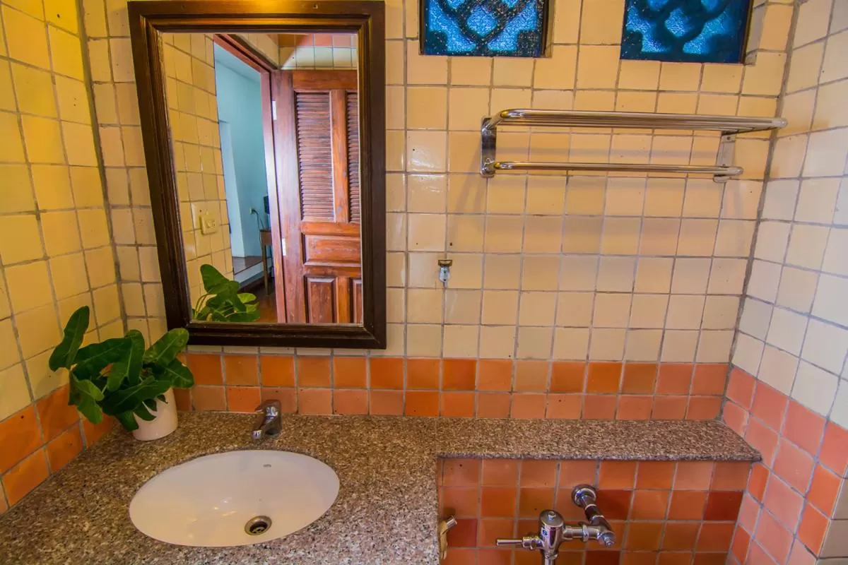 Bathroom in Sutus Court 2