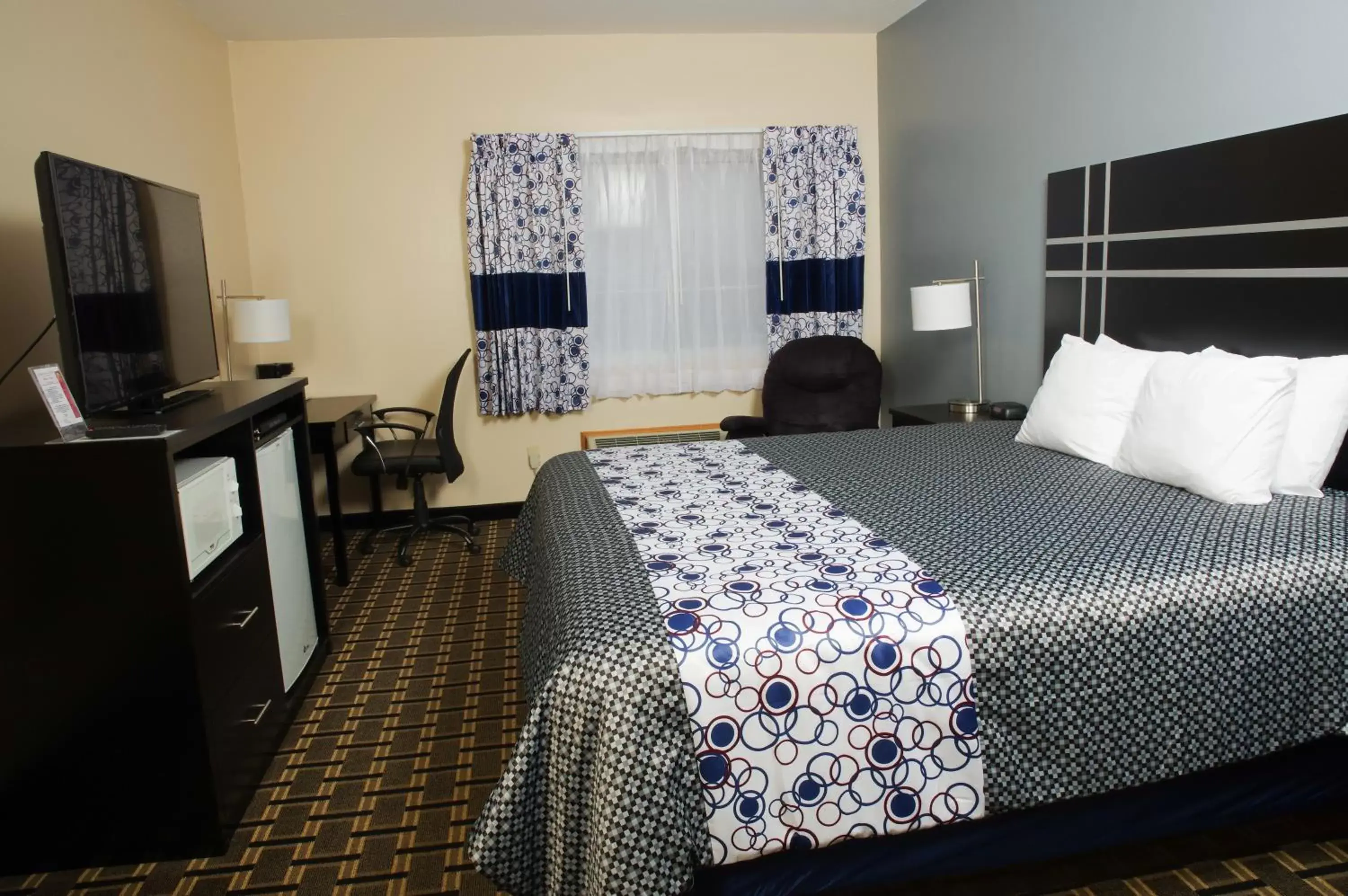 Bed in DUTCH INN AND SUITES