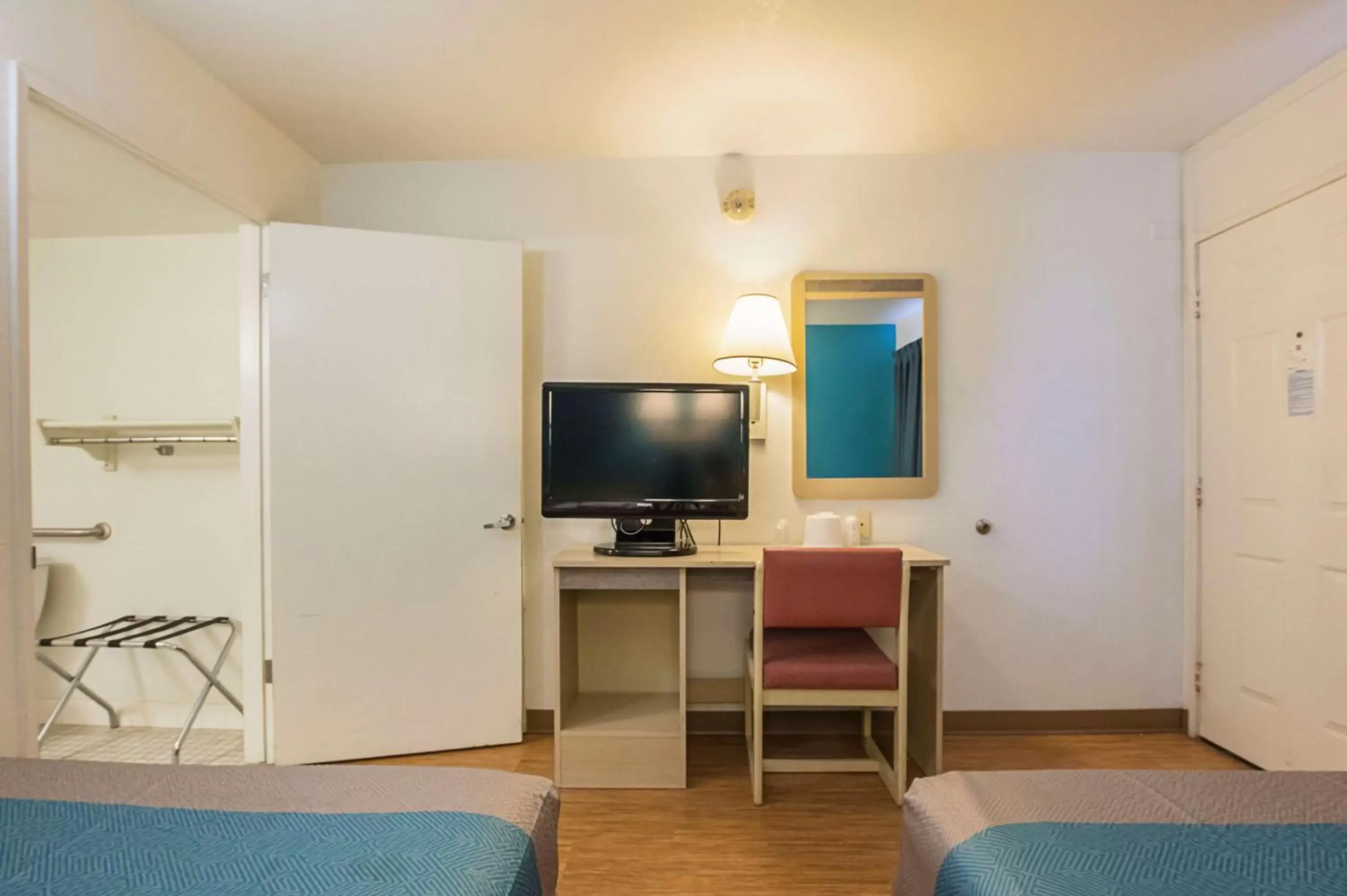 TV and multimedia, TV/Entertainment Center in Motel 6-Rochester, MN