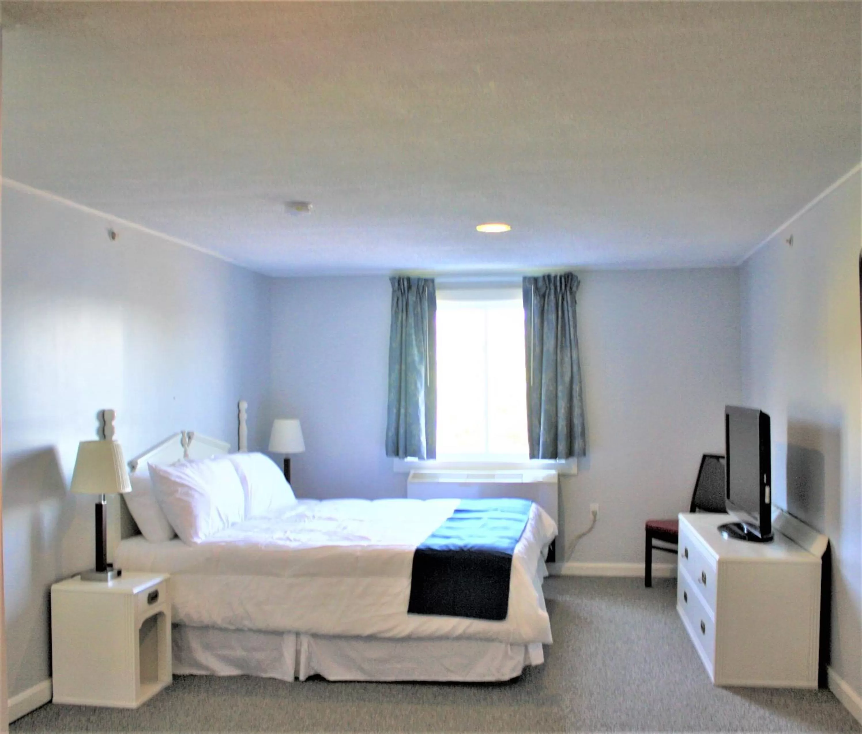 King Suite - single occupancy in Winnisquam Lake Inn