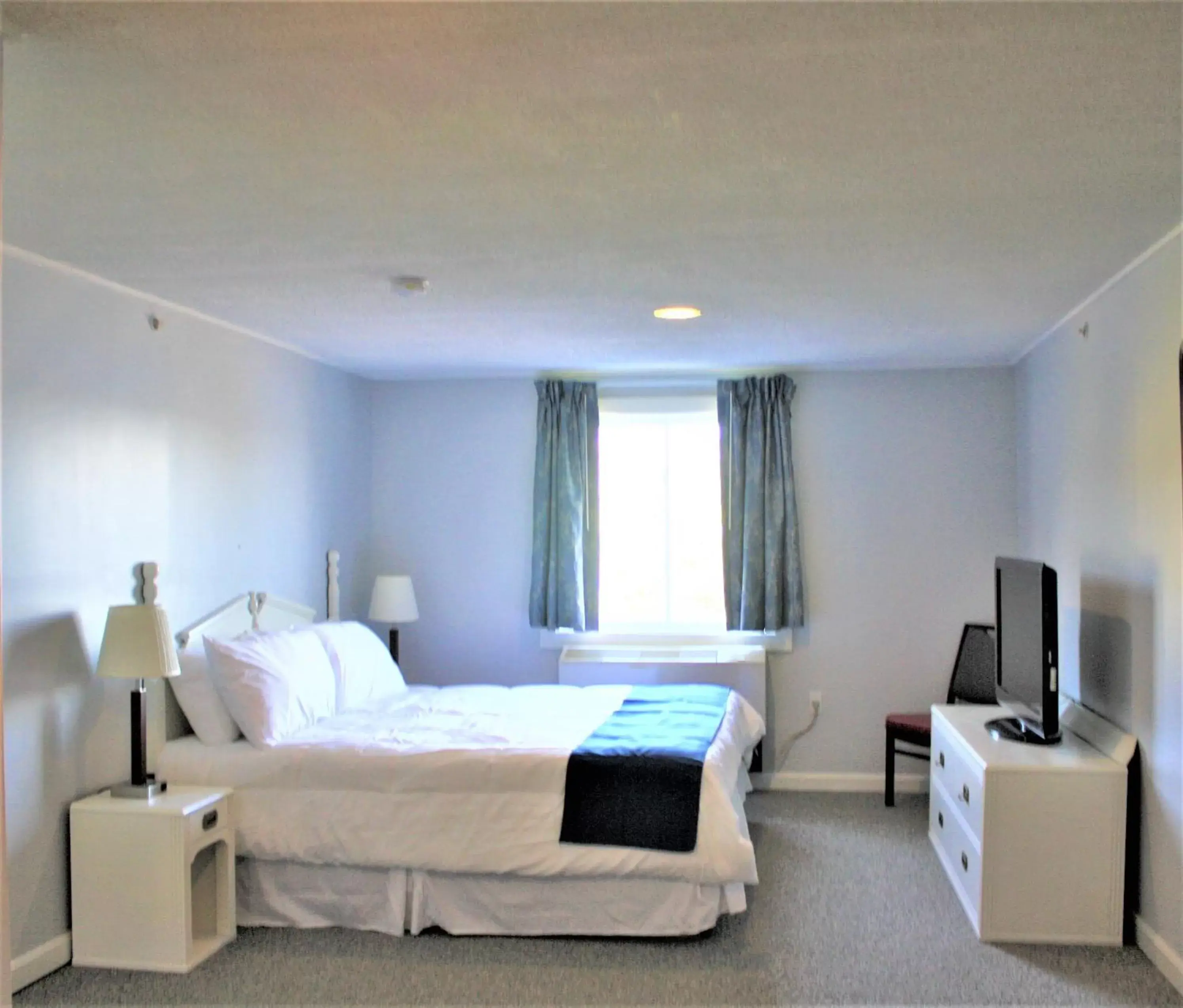 King Suite - single occupancy in Winnisquam Lake Inn King Suite - single occupancy in Winnisquam Lake Inn