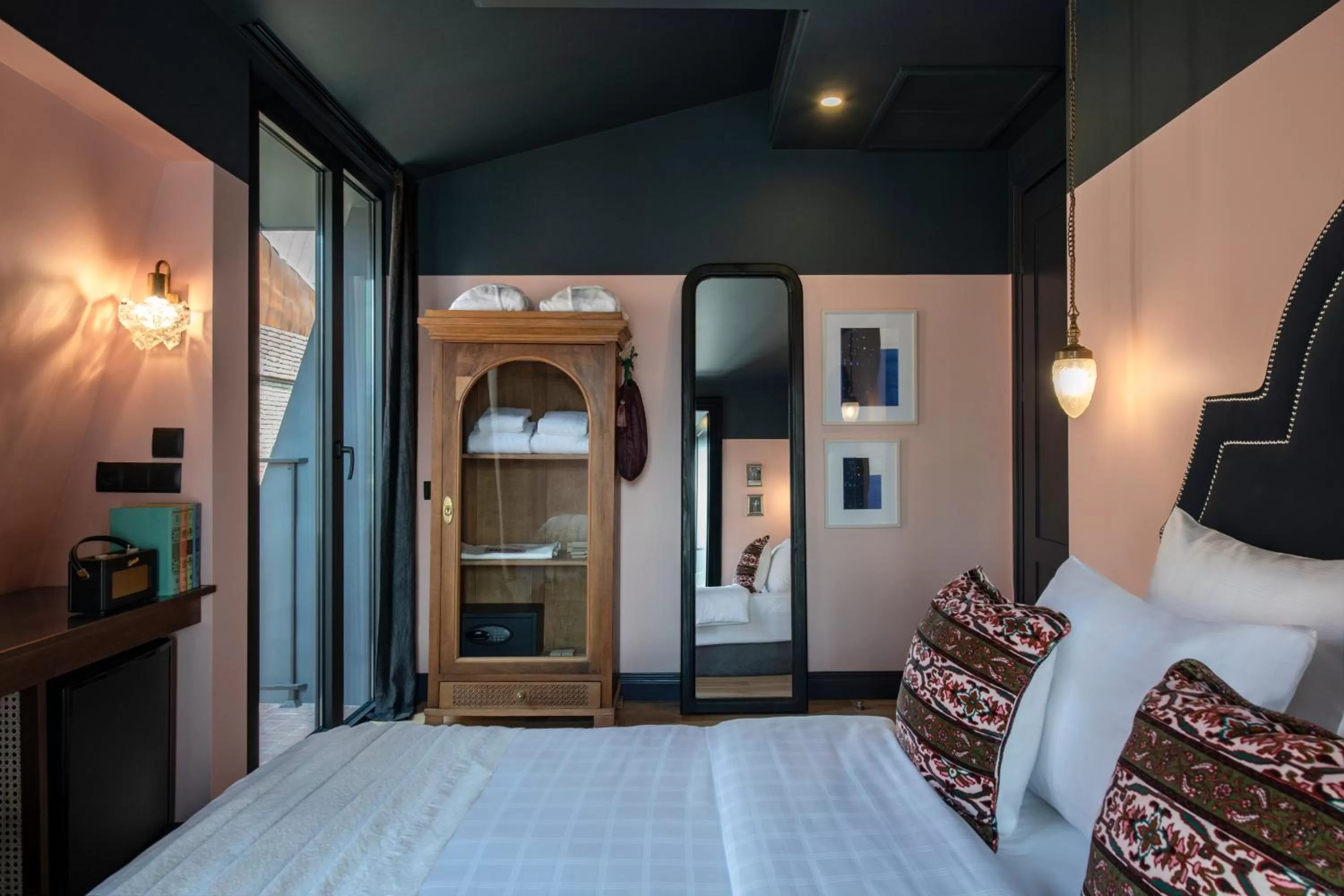 Bed in Communal Hotel Plekhanovi