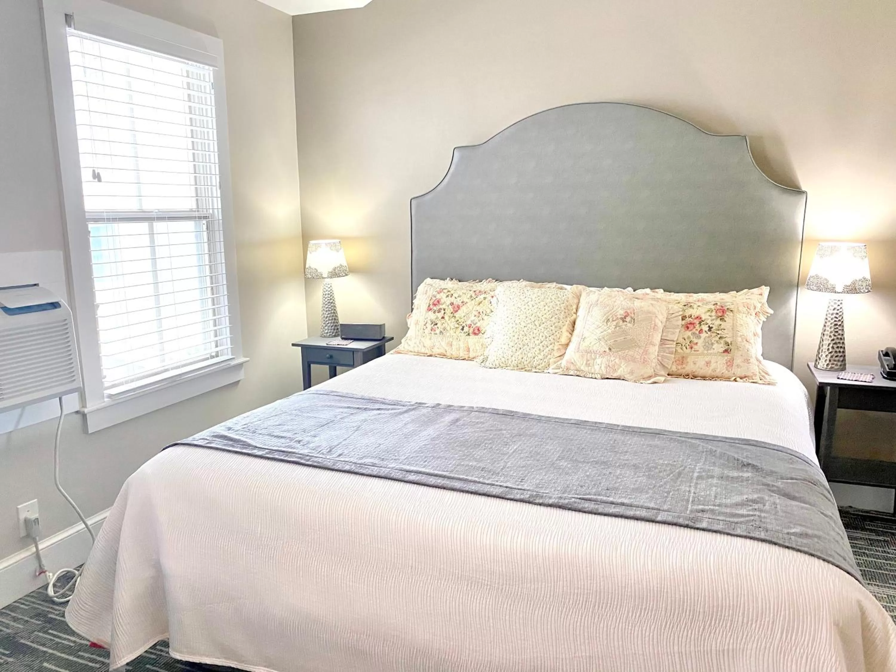 Bed in Harbor House Inn