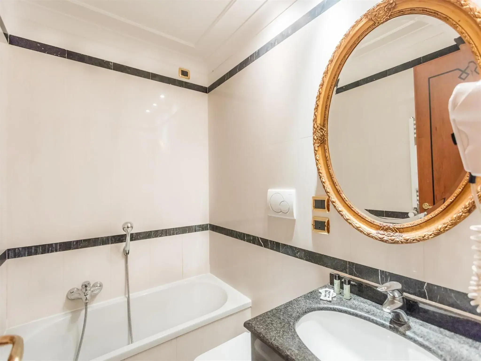 Bathroom in Raeli Hotel Regio
