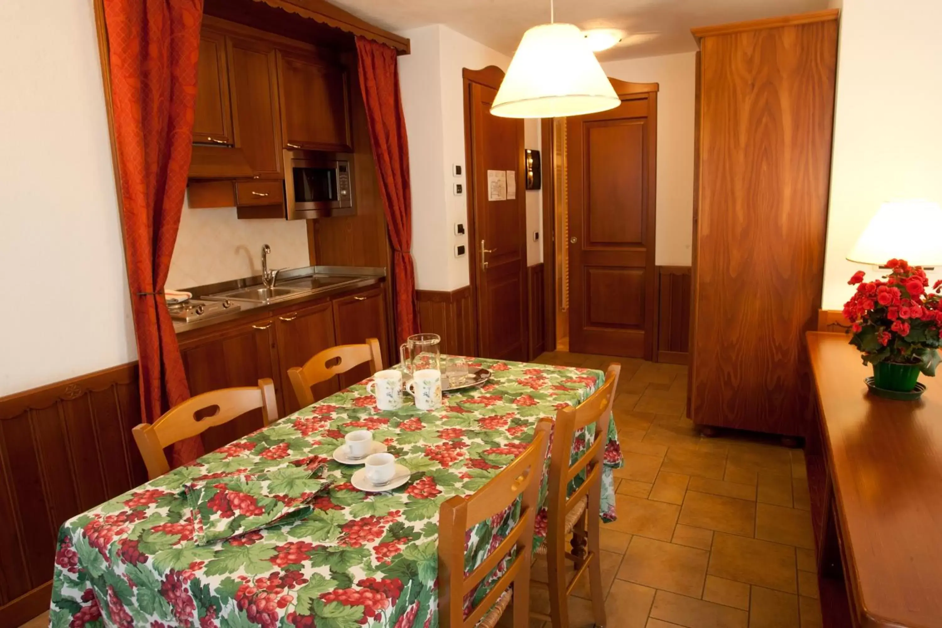 Kitchen or kitchenette, Dining Area in Residence Le Grand Chalet