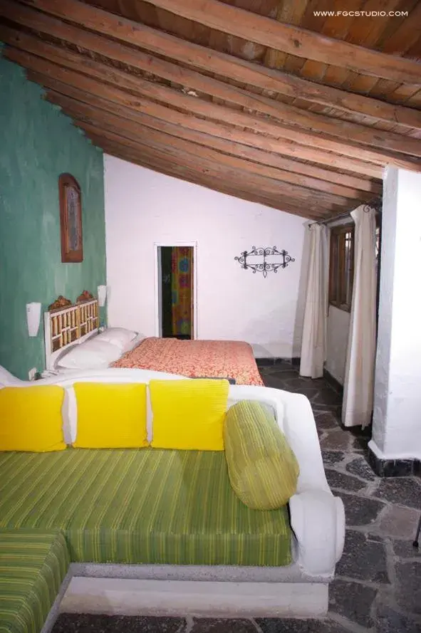 Bed in Posada de la Mision, Hotel Museo y Jardin