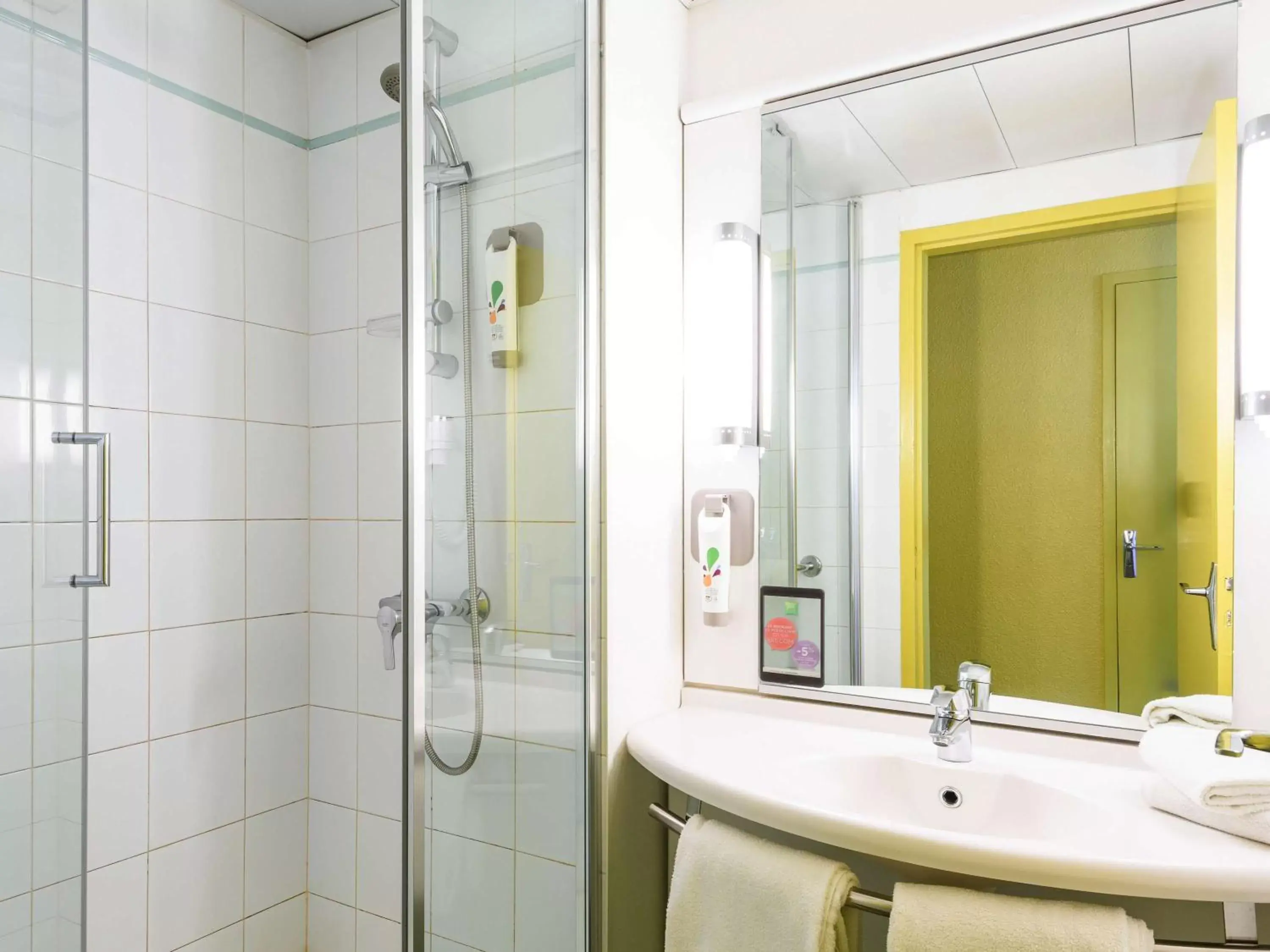 Photo of the whole room, Bathroom in ibis styles Dax Centre