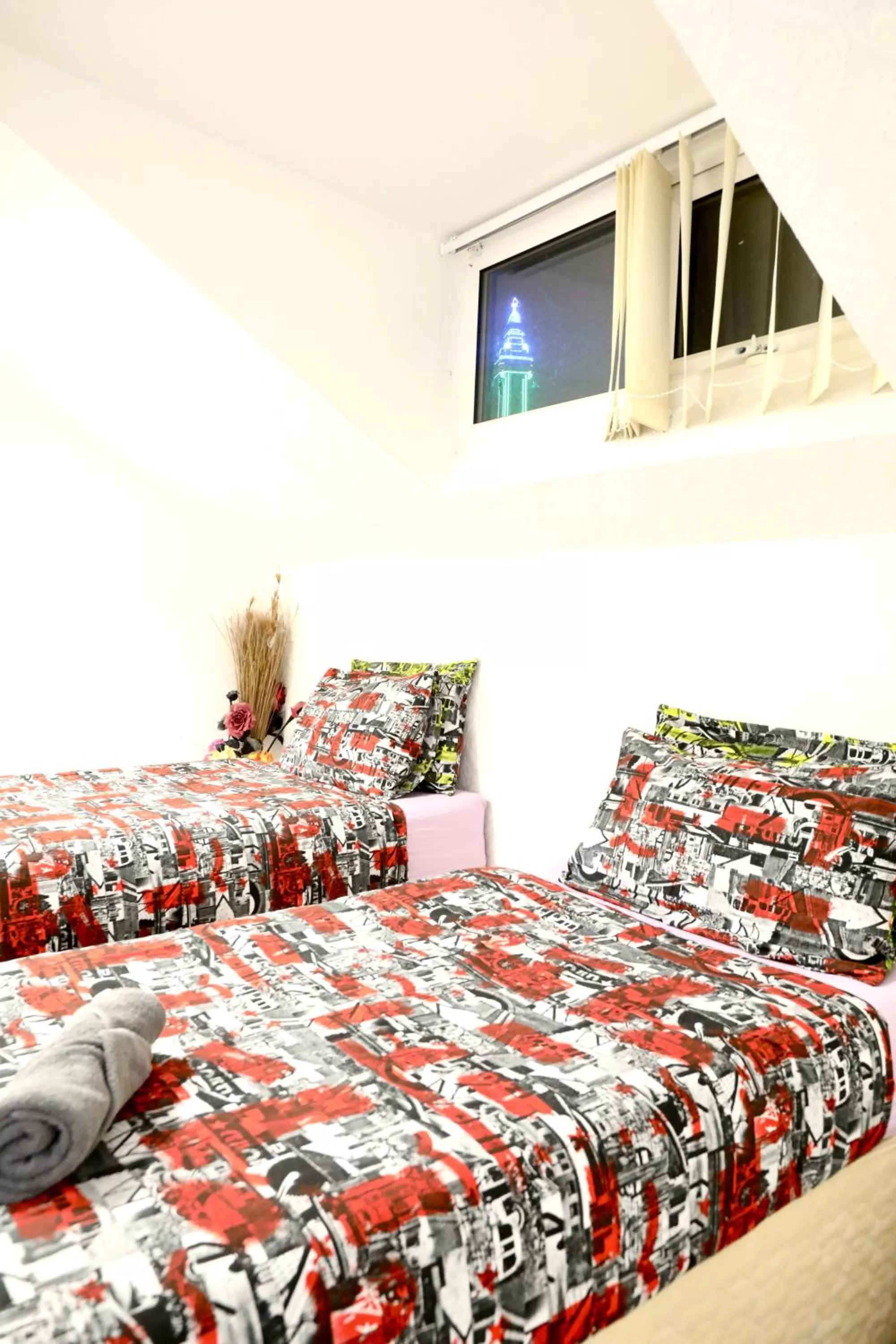 Photo of the whole room, Bed in Blackpool Central Hotel