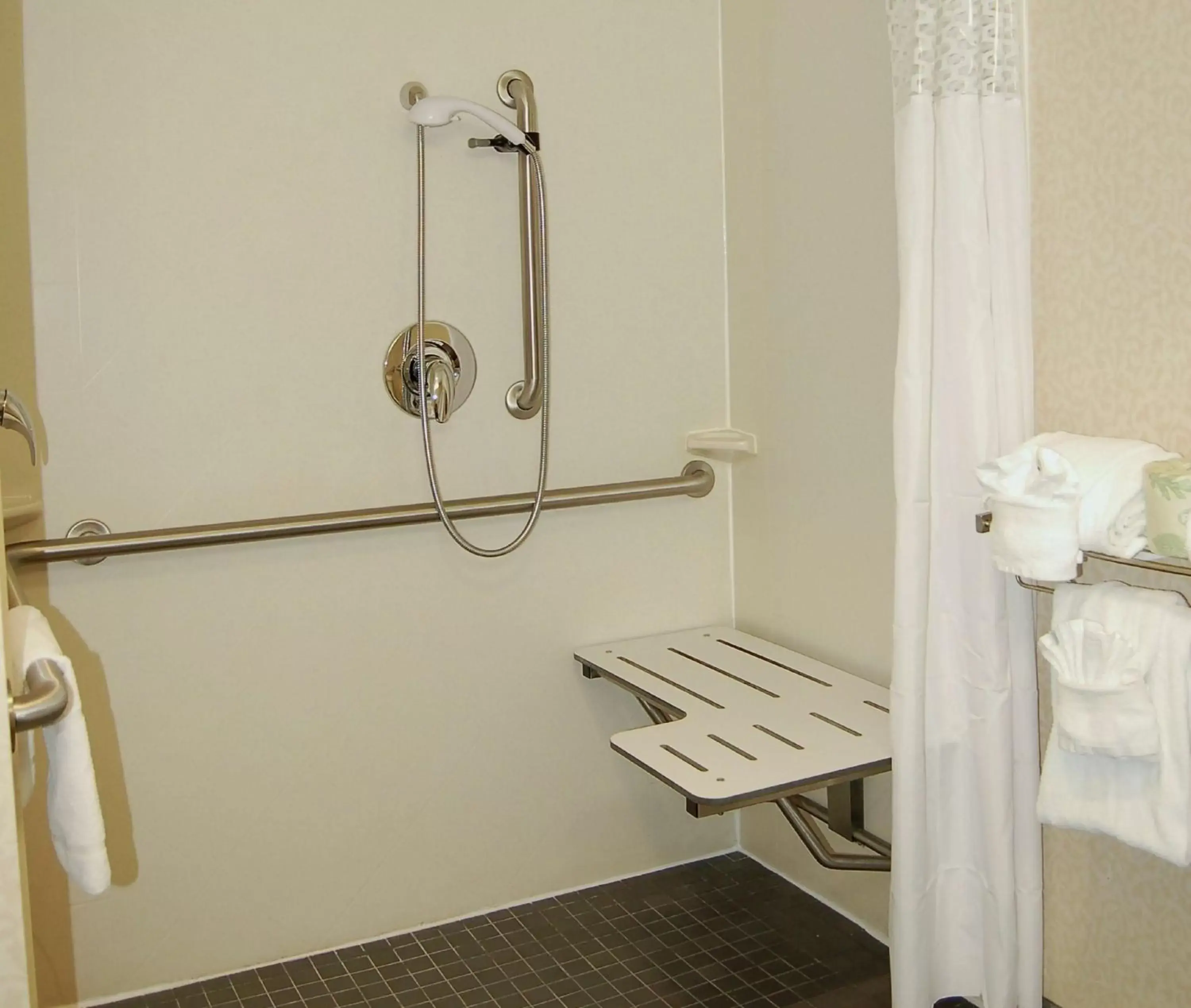 Bathroom in Hampton Inn & Suites Charlotte-Airport