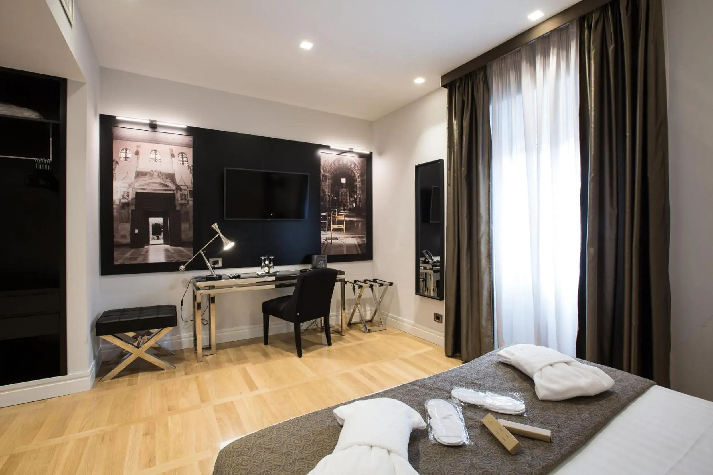 Bedroom, TV/Entertainment Center in Floris Hotel