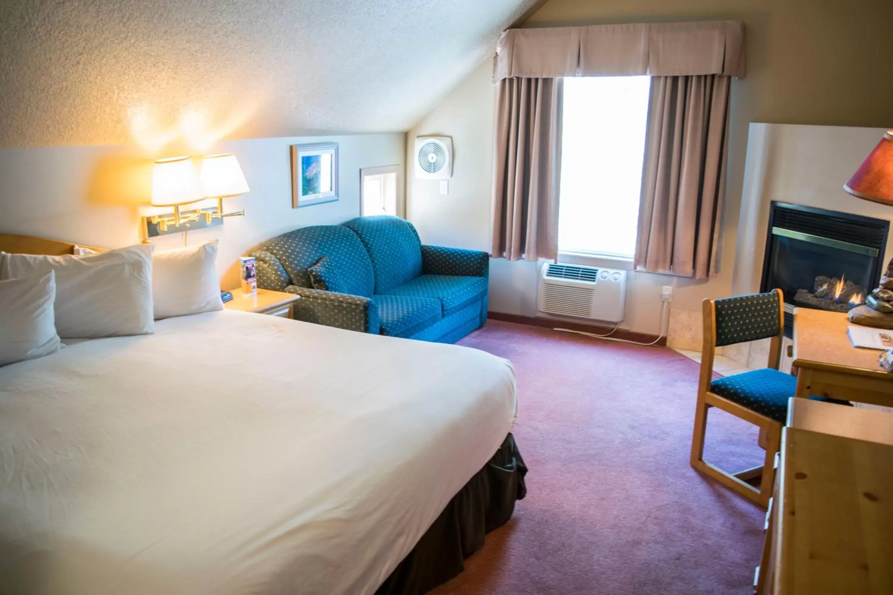 Bedroom in Waterton Lakes Lodge Resort