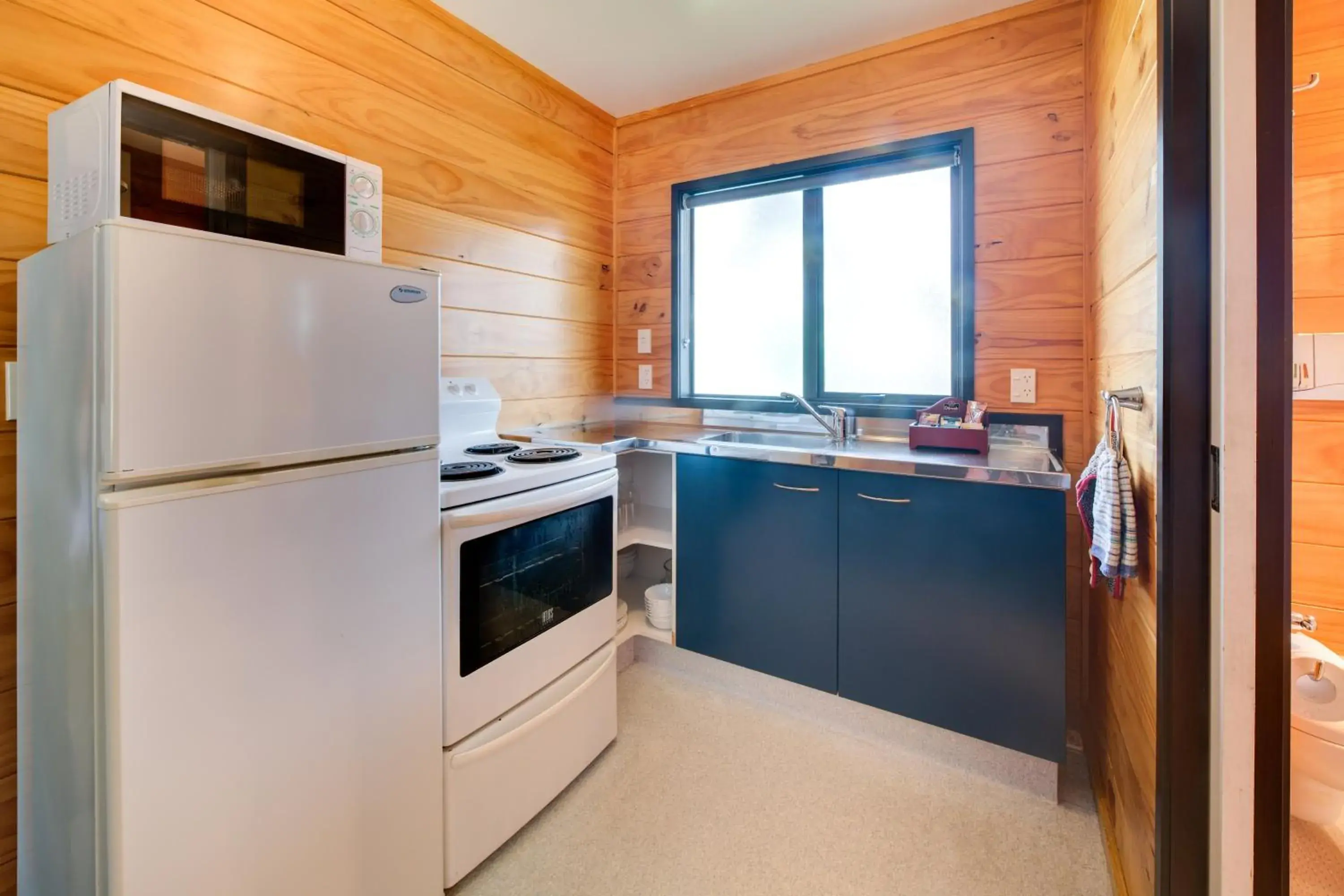 Kitchen or kitchenette, Kitchen/Kitchenette in Wellington TOP 10 Holiday Park