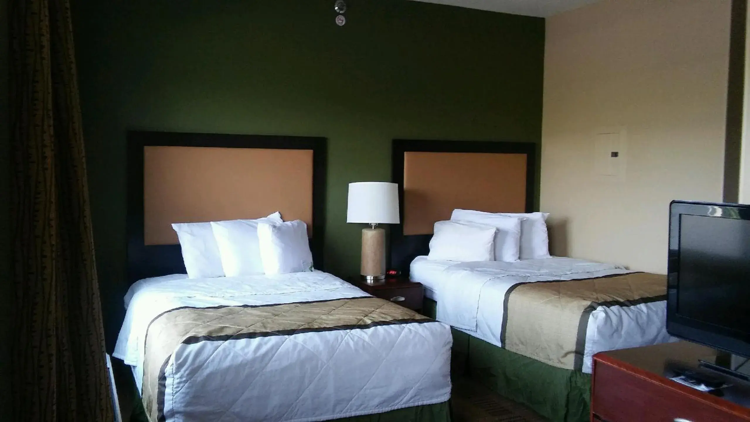 Bed in Extended Stay America Suites - Raleigh - RTP - 4919 Miami Blvd