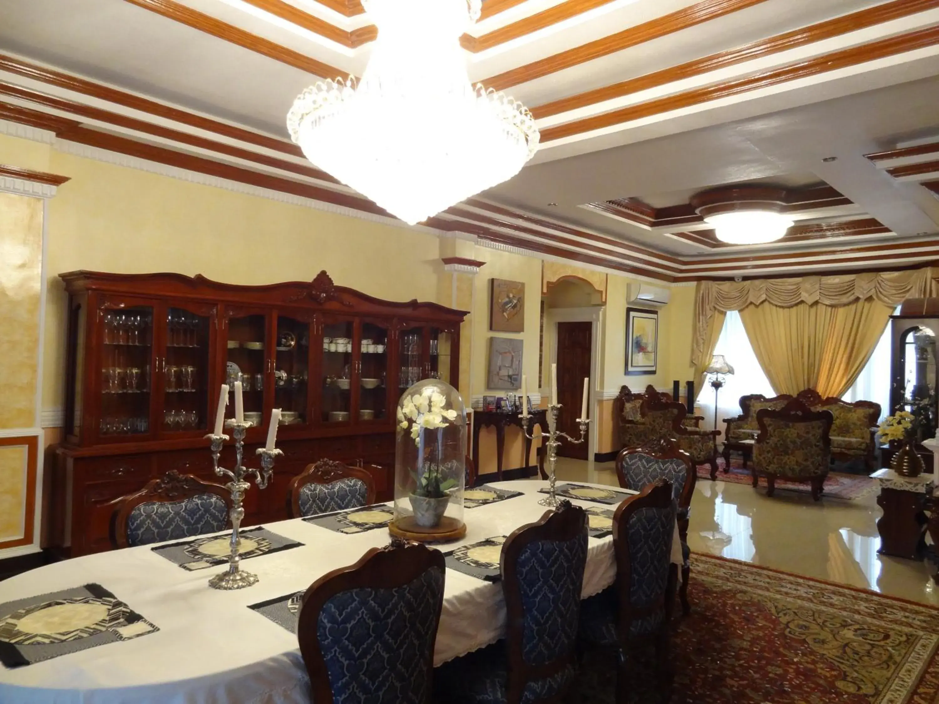 Communal lounge/ TV room, Restaurant/Places to Eat in The Executive Villa Inn & Suites