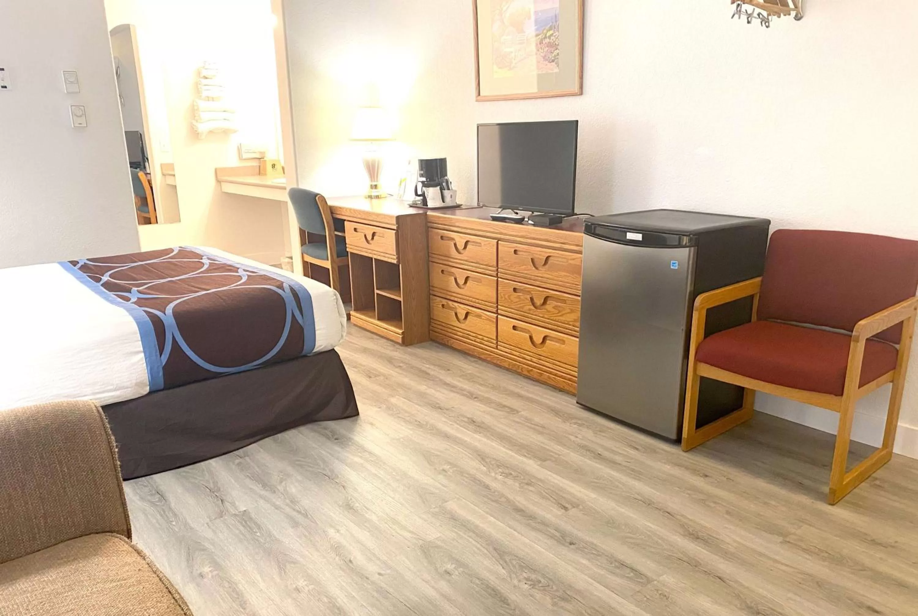 Photo of the whole room, Bed in Super 8 by Wyndham Sicamous