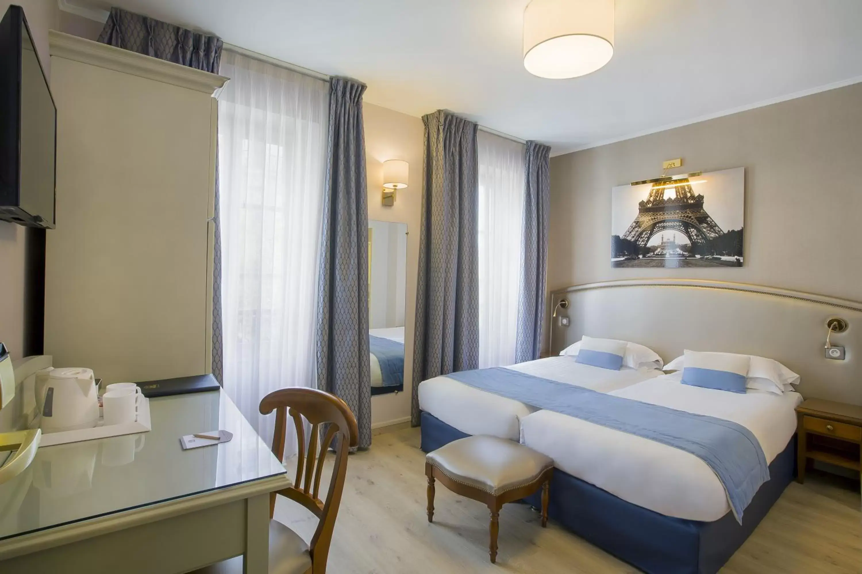 Photo of the whole room, Bed in Best Western Au Trocadéro