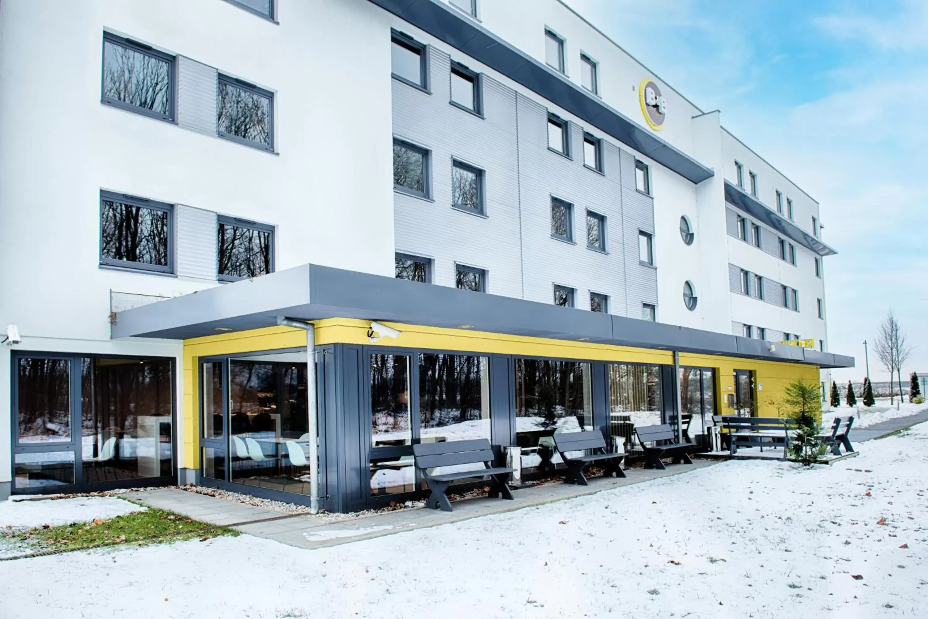 Property Building in B&B Hotel München Airport