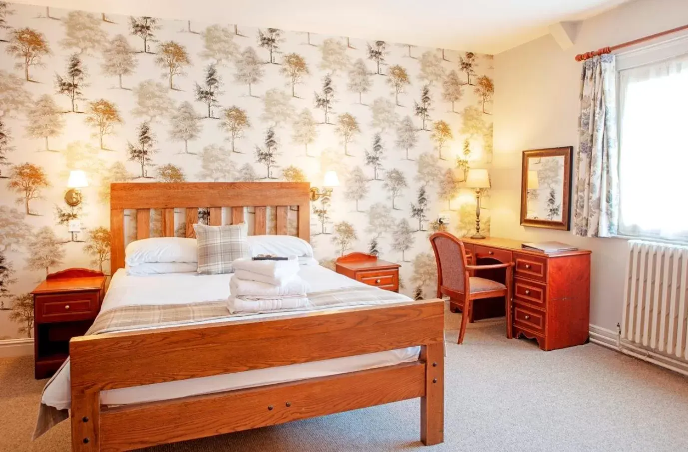 Photo of the whole room, Bed in The Old Bell - Warminster