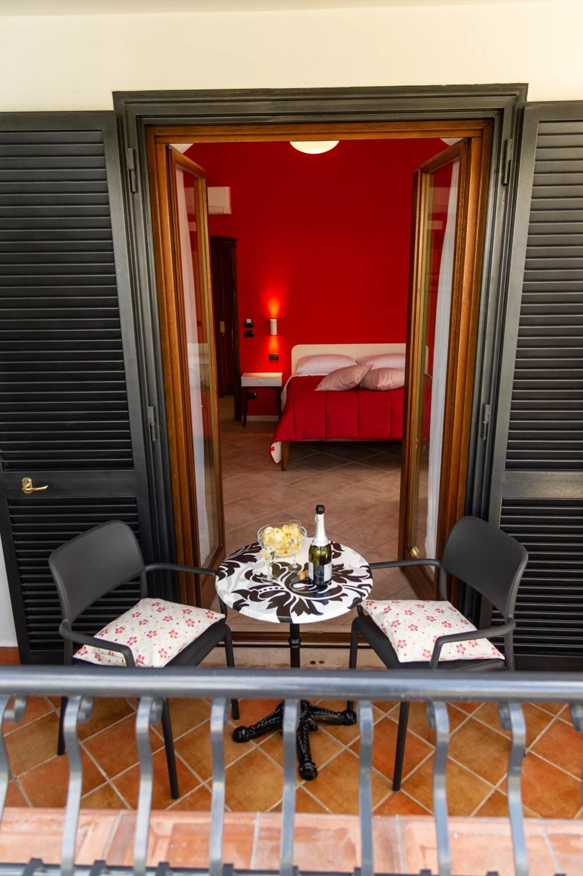 Balcony/Terrace, Bed in Ohana Bed and Breakfast