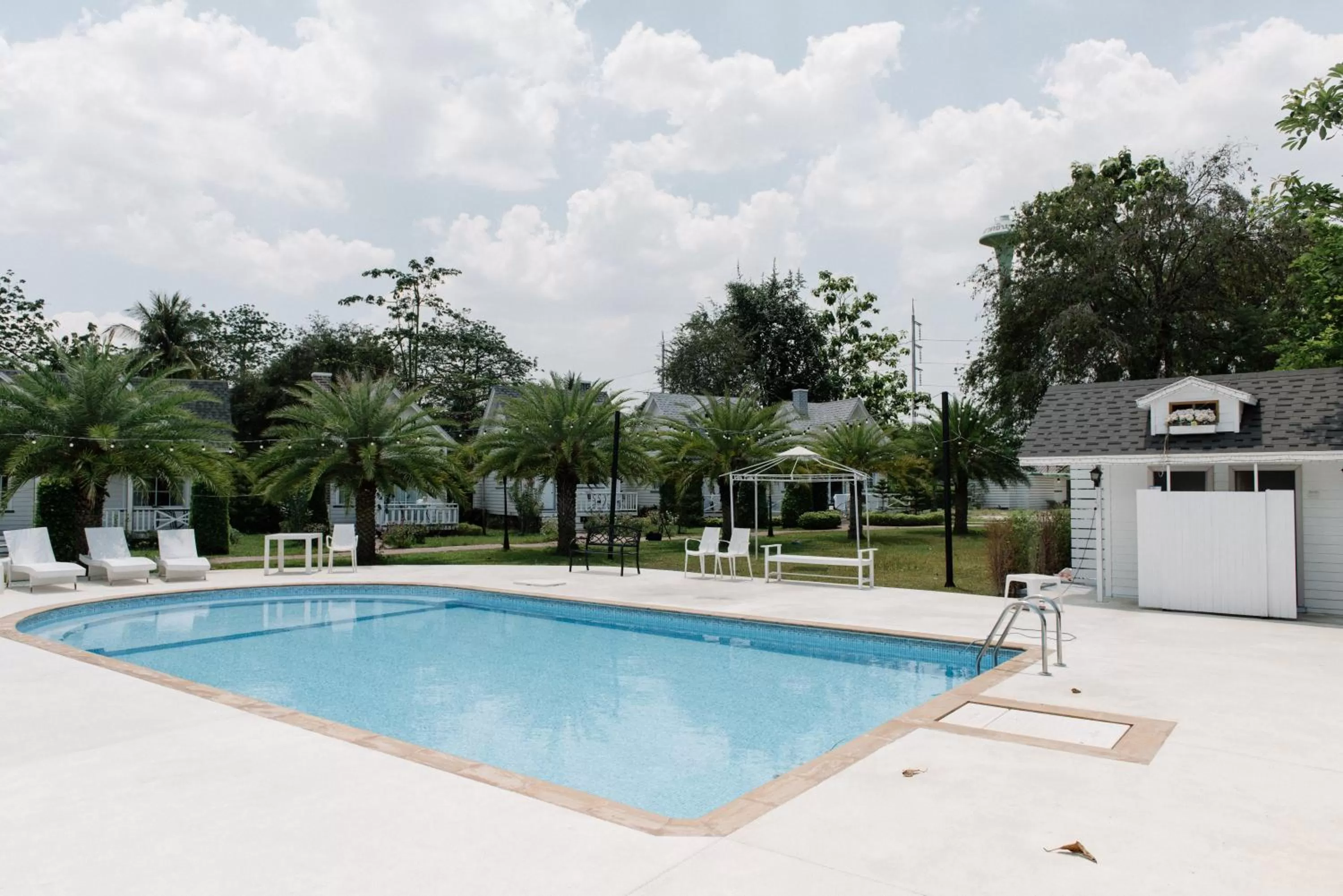 Swimming pool in Sakarin Valley Resort