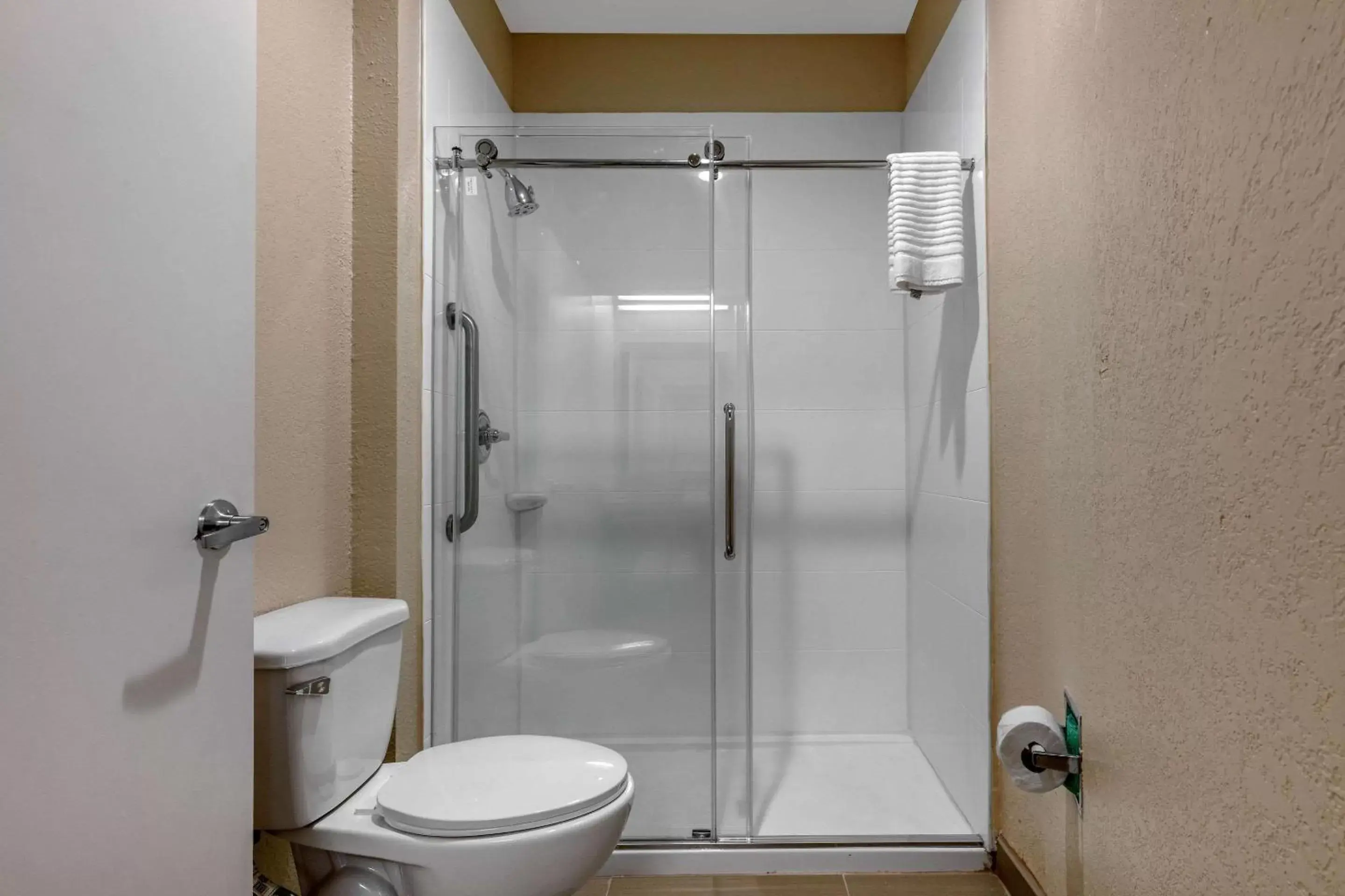 Bedroom, Bathroom in Comfort Inn & Suites Montgomery East Carmichael Rd