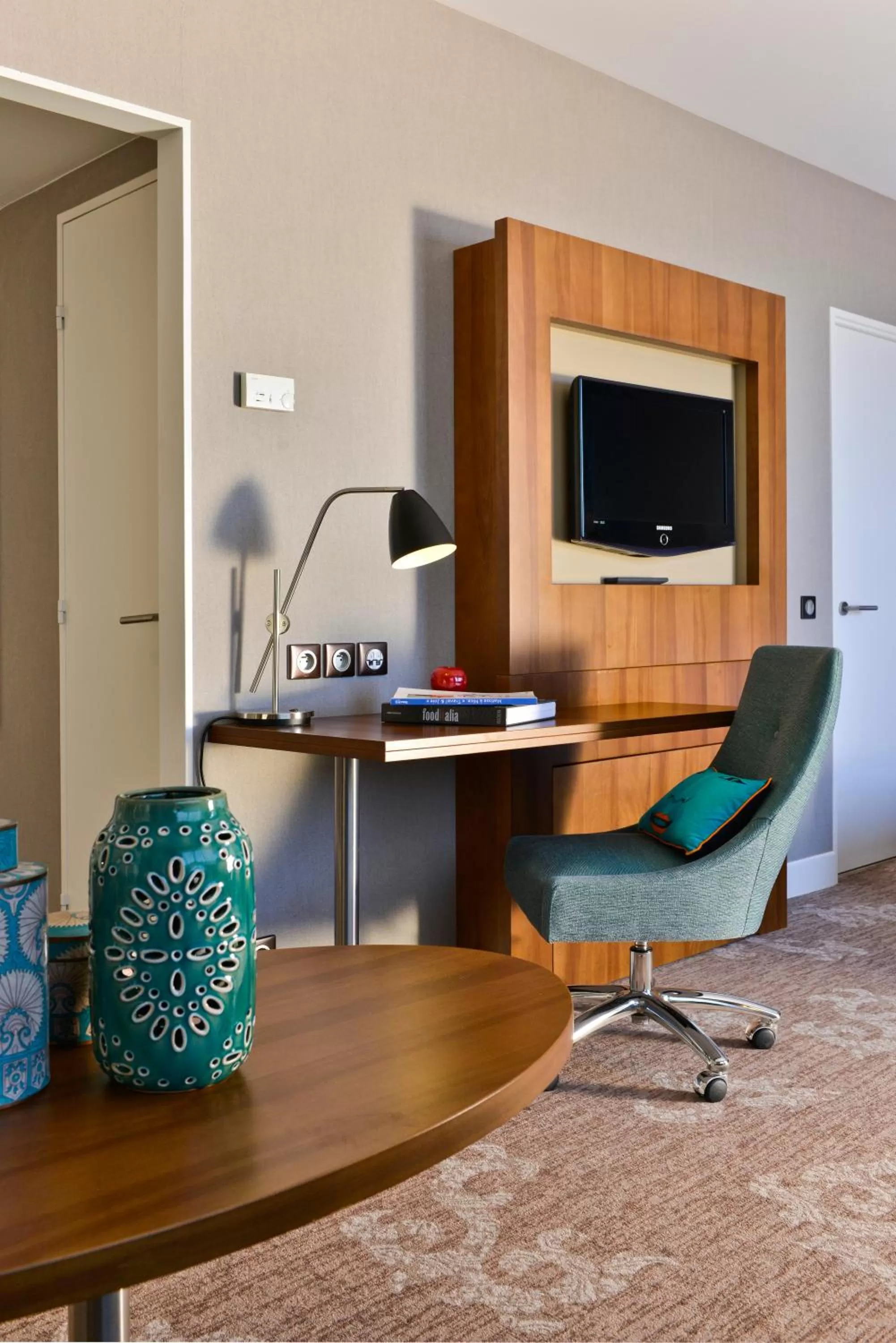 TV and multimedia in Holiday Inn Nice by IHG