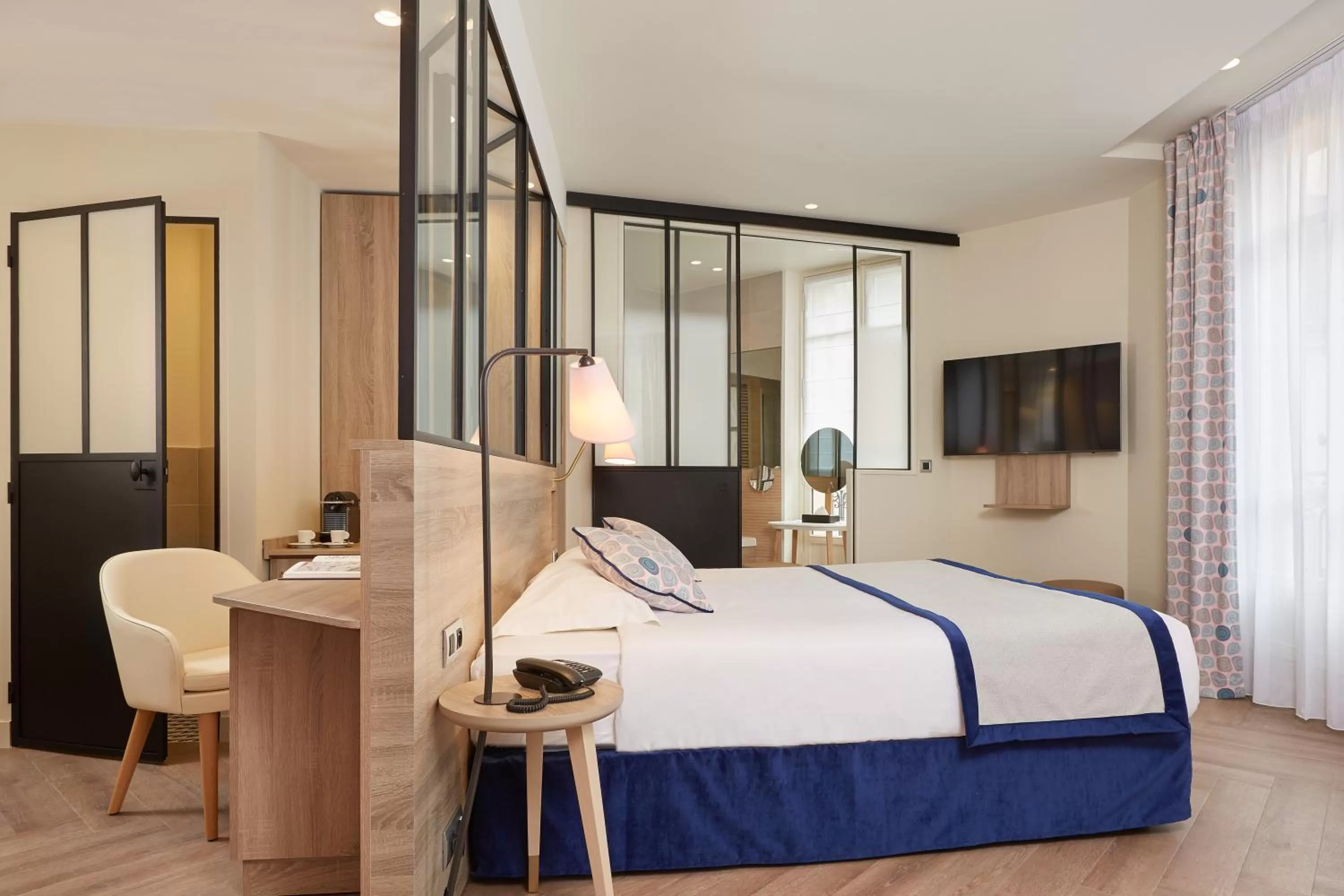 Deluxe Triple Room in Hôtel de Sévigné