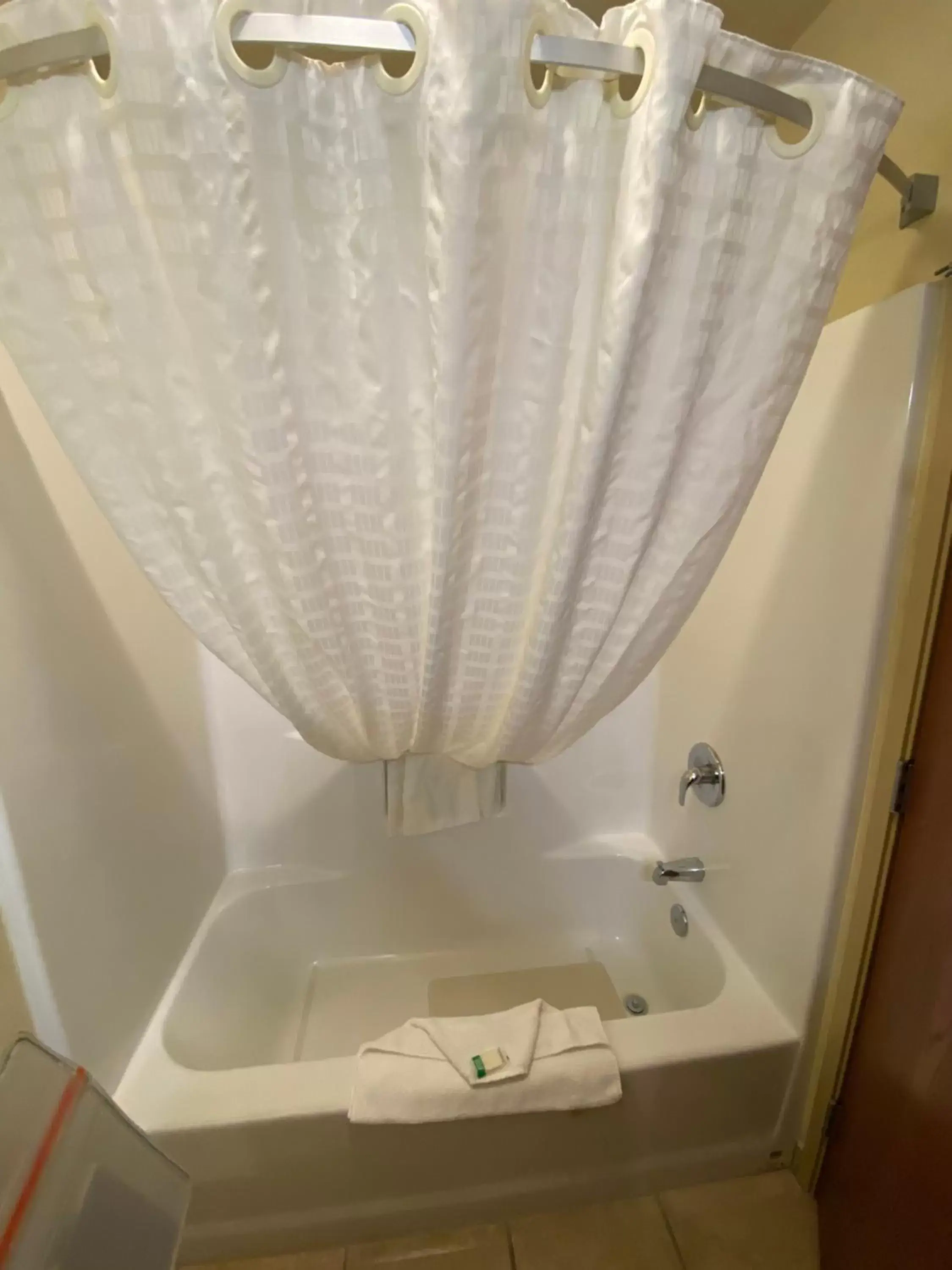 Shower, Bathroom in Cobblestone Hotel & Suites - Broken Bow
