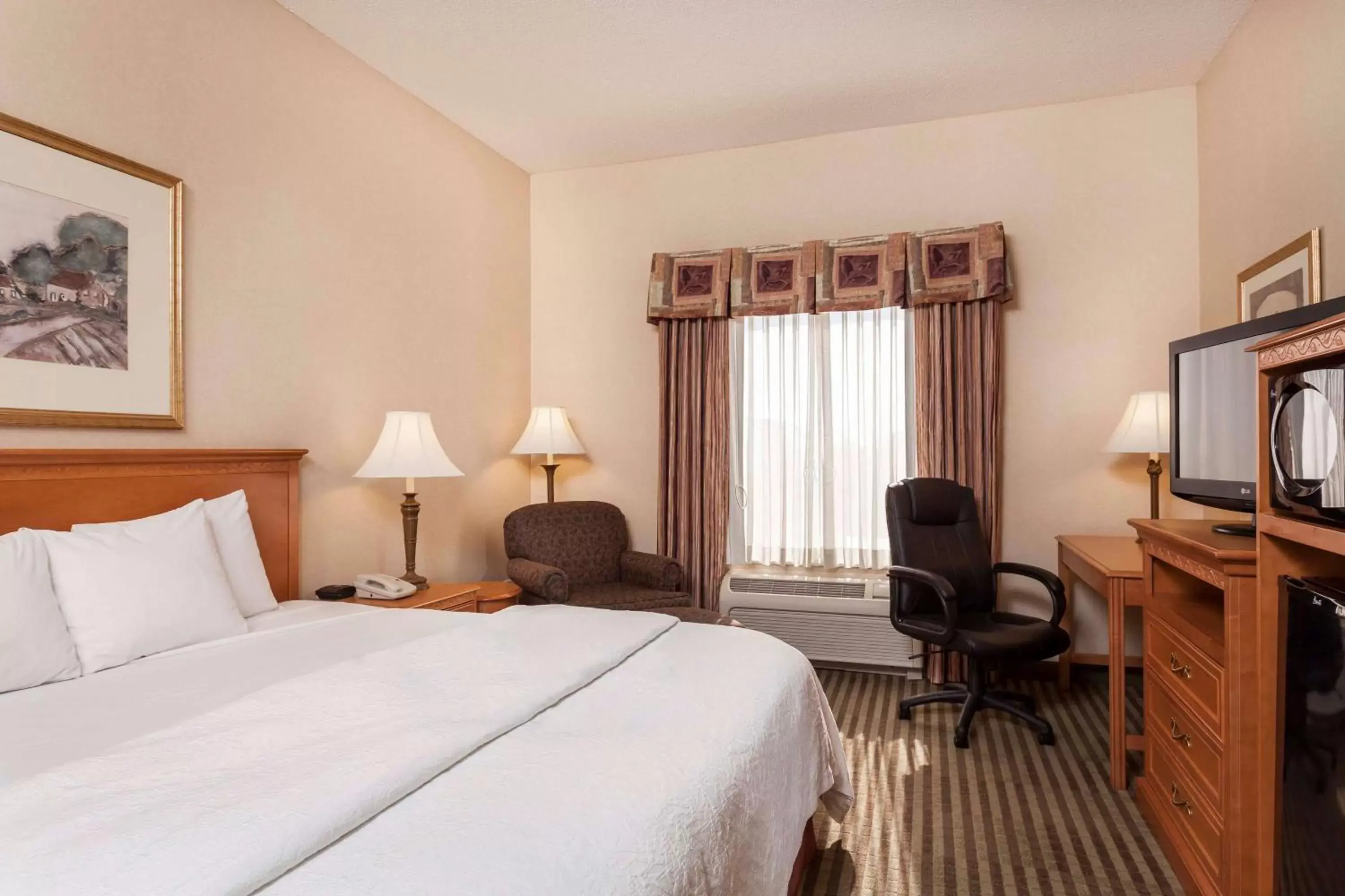 Bed in Hampton Inn & Suites Addison
