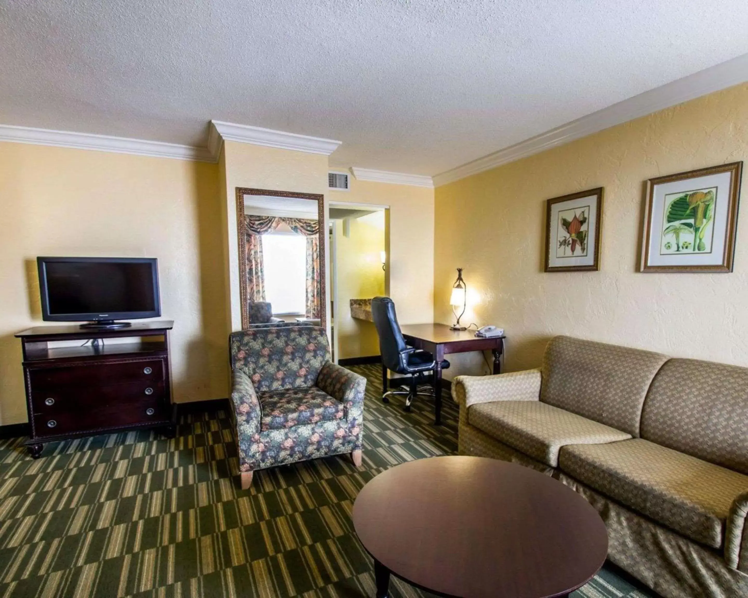 Photo of the whole room, Seating Area in Quality Inn Oceanfront