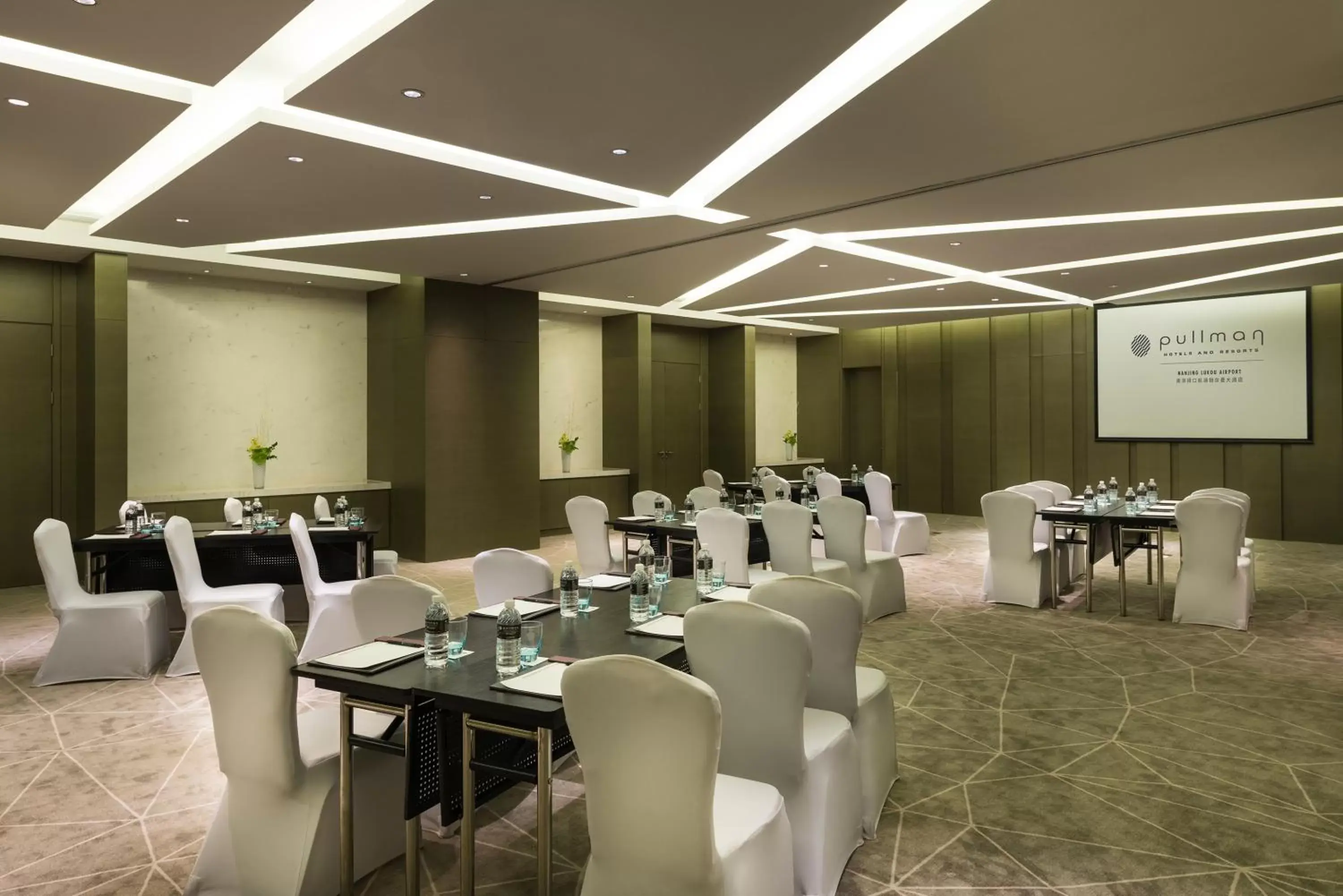 Business facilities in Pullman Nanjing Lukou Airport