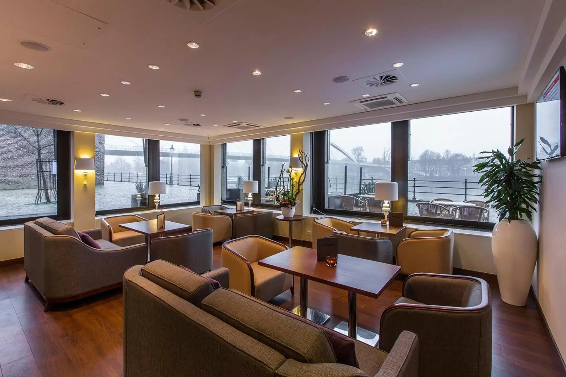 Lounge or bar in Crowne Plaza Maastricht, an IHG Hotel