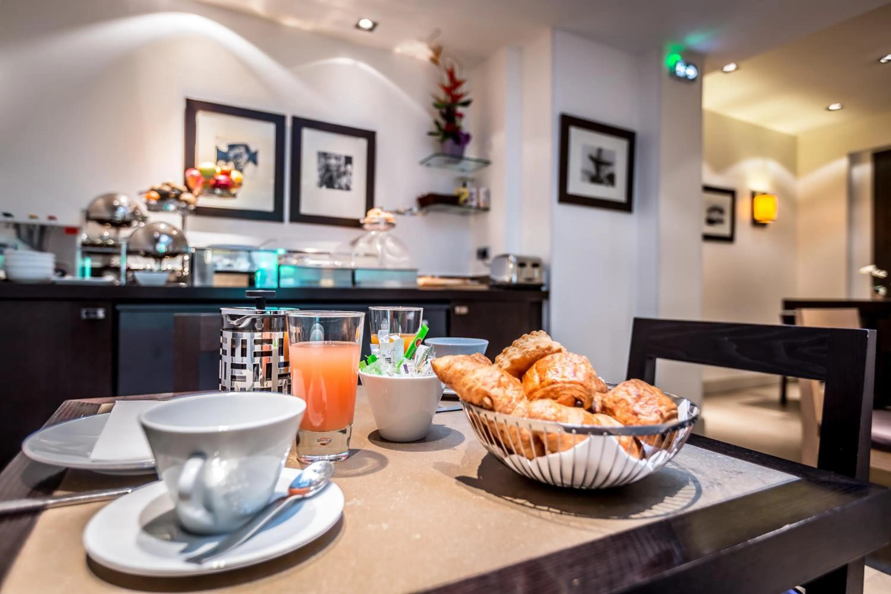 Food and drinks in Hotel Duret Paris Champs Elysées