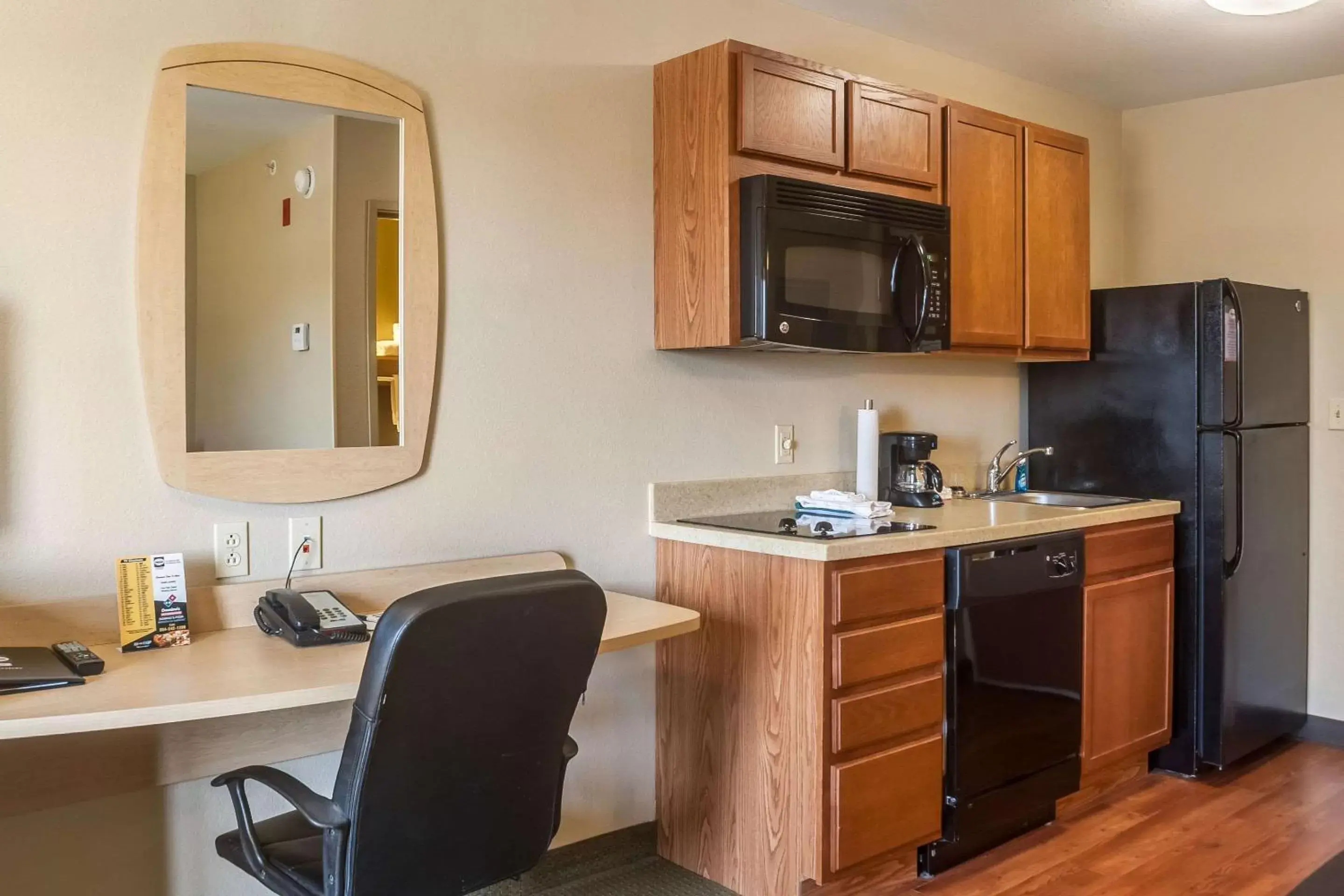 Photo of the whole room, Kitchen/Kitchenette in Suburban Studios Wheeling - Triadelphia