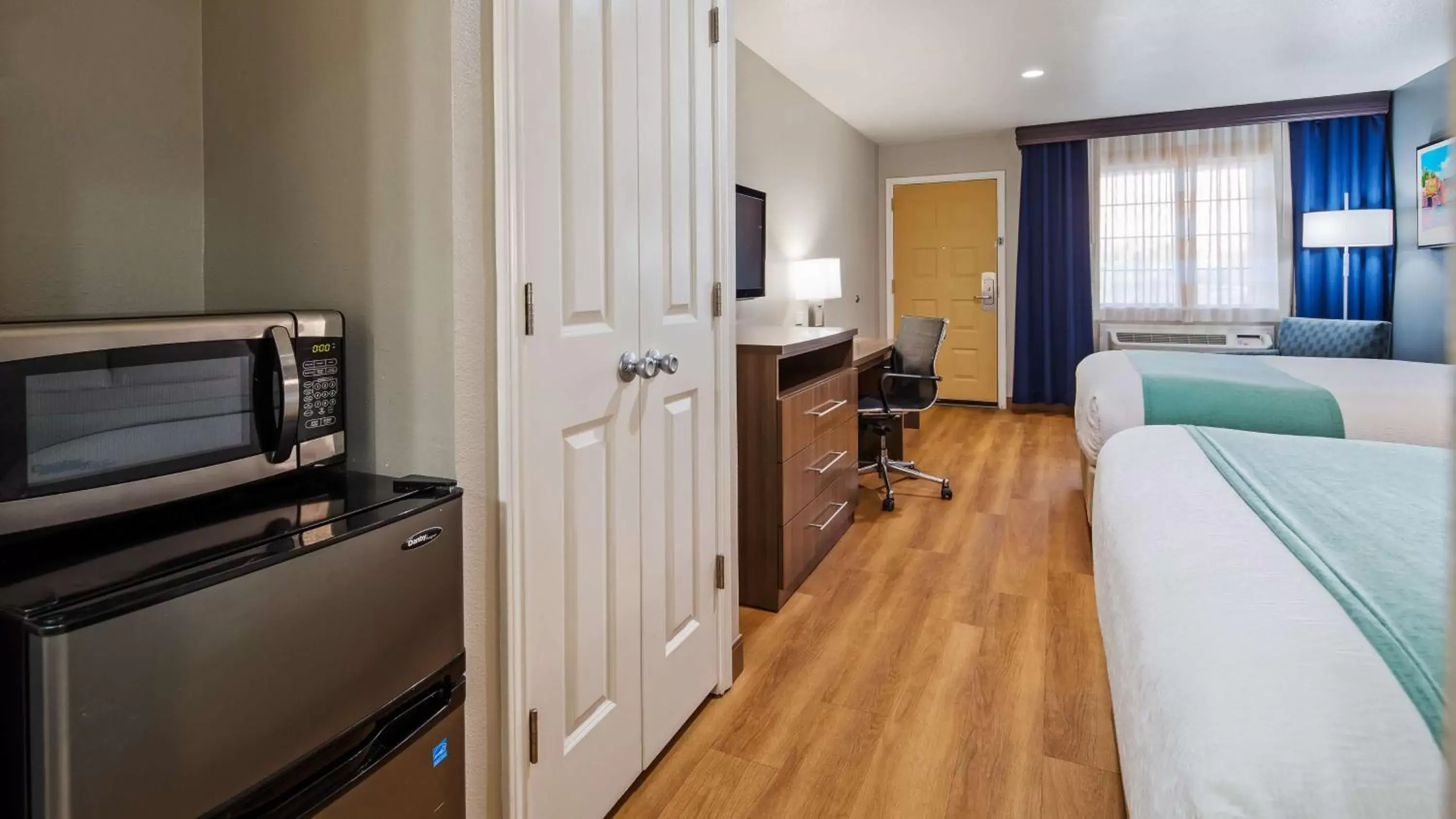 Photo of the whole room, TV/Entertainment Center in Best Western Port Aransas